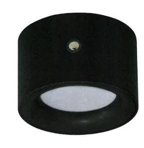 Bei der sog. „LED-Akku Magnet-Spot“, Art. Nr. 2014100900, handelt es sich um einen elektrischen Beleuchtungskörper, im Wesentlichen bestehend aus einem zylinderförmigen schwarzen Kunststoffgehäuse (d: ca. 80 mm x T: ca. 60 mm), einer Metallhalterung im Innern, einem integrierten Magneten zur flexiblen Befestigung, einem Diffusor aus Kunststoff und festverbautem LED-Leuchtmittel. Das Erzeugnis ist mit einem Bewegungssensor, Ein-/Ausschalter, Akkumulator, Dimmer, Fernbedienung und USB-Ladekabel ausgestattet. Die Leuchte kann mit einem Klipp-, Tisch-, oder Standfuß verwendet werden (nicht Gegenstand der vZTA-Entscheidung), ist jedoch auch ohne vollständig benutzbar.

Techn. Daten (auszugsweise):
- Leistung: 1,5 W
- Spannung: 3,7 V
- Lichtstrom: 75 lm
- Farbtemperatur: 3000 K
- Schutzart: IP20 

Das Erzeugnis dient Beleuchtungszwecken im Innenbereich (IP20). 

Der stoffliche Charakter der Leuchte wird hinsichtlich des äußeren Erscheinungsbildes, des Umfangs und der Bedeutung in Bezug auf die Verwendung als stabilitätsverleihendes Element durch den Kunststoff bestimmt. 

Die Ware ist als "elektrischer Beleuchtungskörper, anderweit weder genannt noch inbegriffen, nicht von den Unterpositionen (HS) 9405 11 bis 9405 41 erfasst, ausschließlich zur Verwendung mit LED-Lichtquellen bestimmt, kein Scheinwerfer, aus Kunststoffen“ einzureihen.