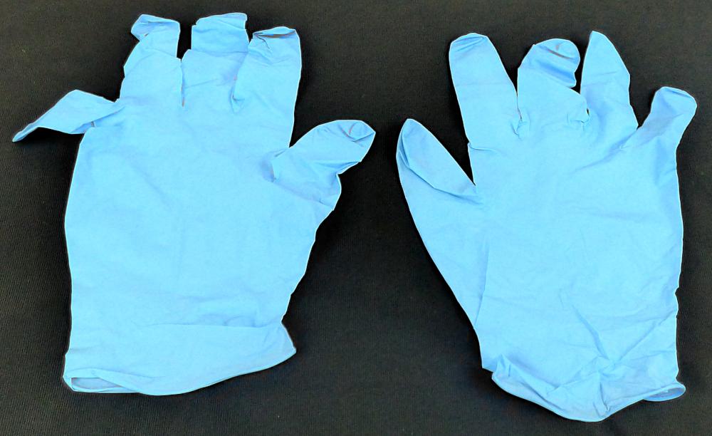 Angaben des Antragstellers:
Einweghandschuh, ungepudert, aus Nitril, blau

Feststellungen an einen Waremuster:
Blaue Einweghandeschuhe mit 5 Fingern aus einem Weichkautschuk (NBR-Kautschuk).

Die Handschuhe entsprechen nicht den Normen EN 455 Teil 1 und 2.

Befund:
Die Ware ist aufgrund ihrer stofflichen Beschaffenheit als andere Fingerhandschuhe, aus Weichkautschuk einzureihen.