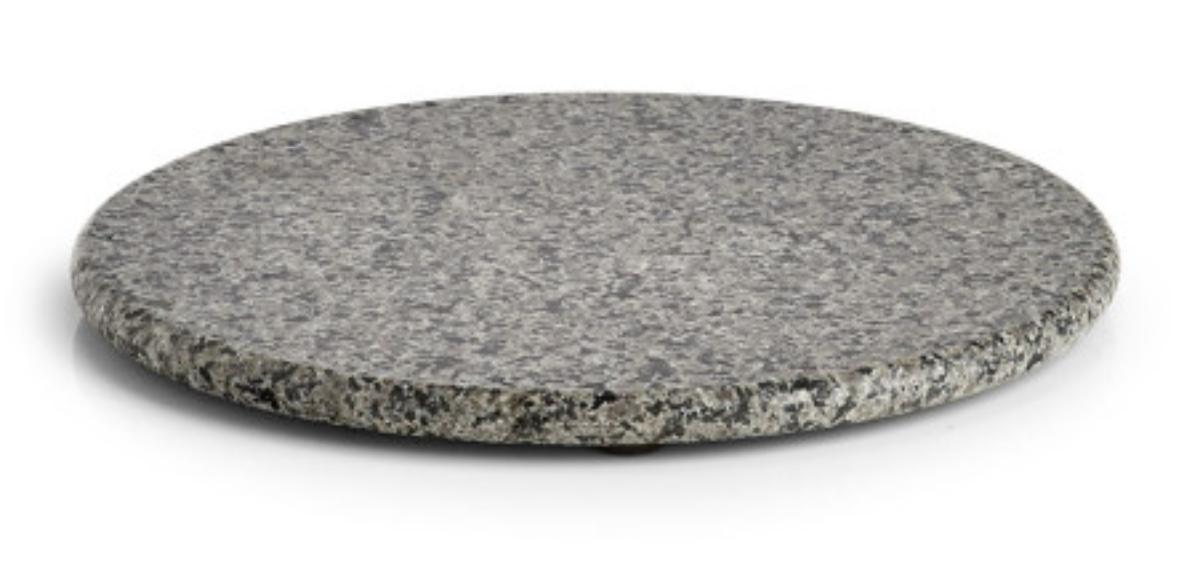 Angaben:
Servierplatte, rund, poliert; Größe: ca. Ø 25 x 1 cm; Materialart: Granit; Gewicht: 1,614 kg; Farbe: natur; Einzelverpackung.

Befund:
Bearbeitete Werksteine und Waren daraus, Granit.