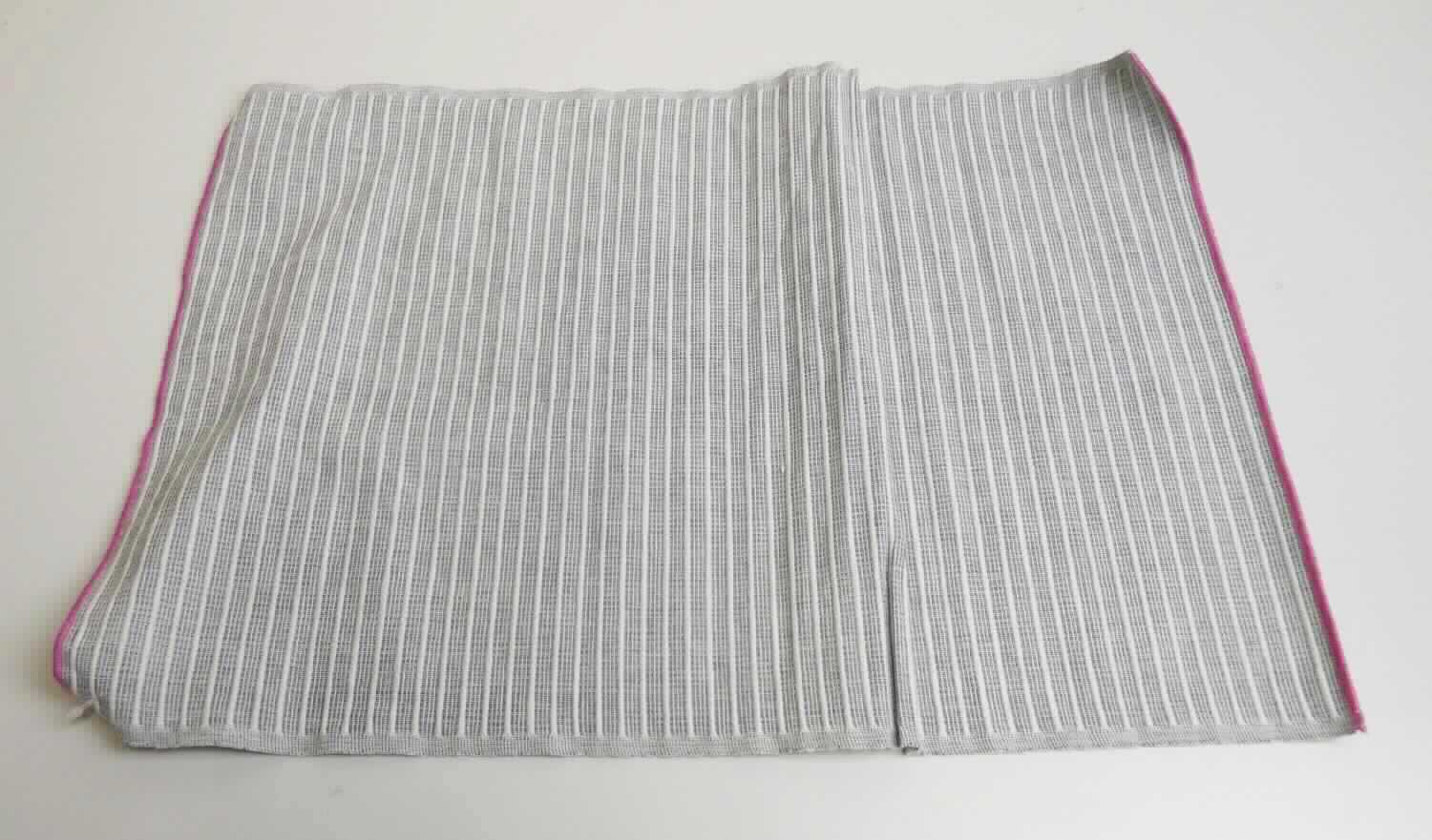 Platzmatten, sog. Platzset schmale Streifen, Art.-Nr.: 288269, Foto siehe Anlage,
- laut Antrag vier Stück im Set, aufgerollt und mit einer bedruckten Papierbanderole zusammengehalten,
- laut Antrag in den Abmessungen von 35 cm x 50 cm,
- aus ca. 1,2 mm dicken, buntgewebten Geweben aus laut Antrag 100 % Baumwolle,
- an den Längsseiten mit echten Webkanten; an den Schmalseiten durch kontrastfarbene Überwendlichnähte 
  gesäumt (somit konfektioniert),
- werden üblicherweise gewaschen und kennzeichnen sich aufgrund des Materials und des Verwendungszwecks
  als Tischwäsche.

"Tischwäsche, aus Spinnstoffen, aus Geweben, aus Baumwolle, nicht nach dem Batikverfahren handbedruckt"