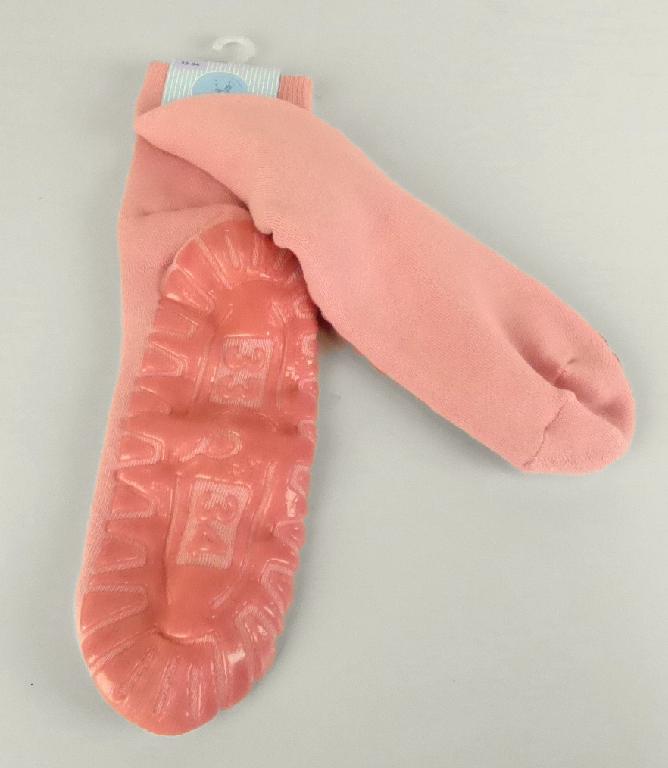 Socken, sog. Fliesen Flitzer, Art. 8041411, Größe 33/34, Foto siehe Anlage,
- paarweise an einem bedruckten Pappetikett mit Kunststoffaufhänger befestigt,
- aus bis zu 3,2 mm dicken, einfarbigen Schlingengewirken aus laut Antrag 85 % Baumwolle, 10 %
  Polyamid und 5 % Elasthan (beides synthetische Chemiefasern),
- schlauchförmig abgepasst gewirkt und an den Fußspitzen durch Zusammennähen konfektioniert,
  mit ausgearbeiteter Ferse,
- am oberen Rand mit einem doppelt gearbeiteten, ca. 2 cm breiten Abschluss versehen,
- die Knöchel bedeckend, nicht über die Waden reichend,
- zur Erhöhung der Rutschfestigkeit auf der Lauffläche mit einem aufgebrachten Muster (ein Lauf-
  sohlenprofil nachbildend) aus augenscheinlich Kunststoff; stellt keine angebrachte, durchgehende
  Laufsohle dar (somit keine Schuhe des Kapitels 64).

"Socken aus Gewirken, aus Baumwolle"
