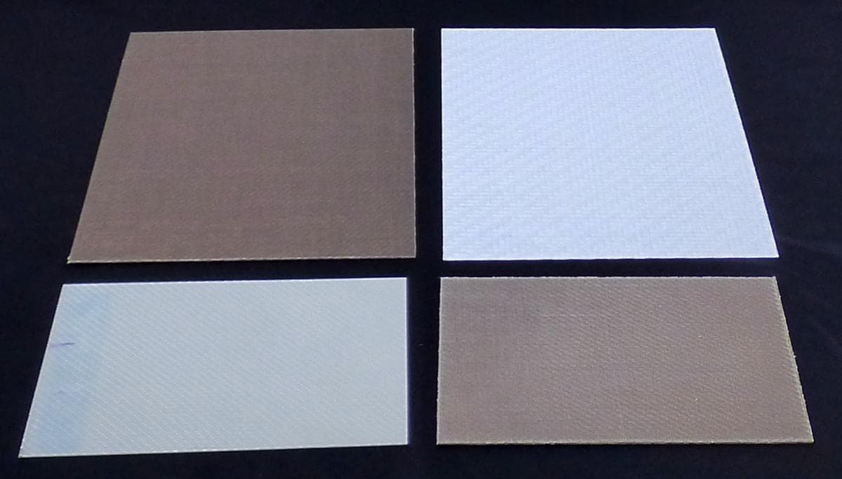 Angabe des Antragstellers:
Kunststoffplatten  in rechteckiger Form eingebettet sind Glasfasergewebe oder Flachsfasergewebe
(Eingesetzte Kunststoffe: Polyester vom typ PCL (Polycaprolacton) , PLA (Polylactid))

Feststellungen an Warenmustern:
Harte, steife Platten aus Kunststoff (Polyester) mit eingeschlossenen Glasfasergeweben oder Flachsfasergeweben. Die Platten sind braun bzw. weiß und sind lediglich rechteckig zugeschnitten.

Befund:
Es handelt sich um mit Glasfasern oder Flachsfasern verstärkte Platten aus Kunststoff (hier Polyester).