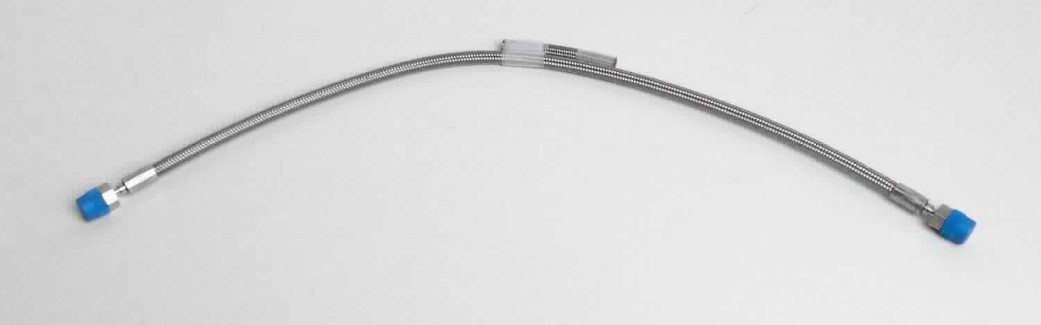 Angaben des Antragstellers:
Edelstahlummantelter, versatzfreier PTFE-Schlauch (Schlauchgröße: 1/8") mit Endanschlüssen (Rohrstutzen, Außen- oder Innengewinde, Klemmringanschluß, Flanschanschluß)

Feststellungen an einem Warenmuster:
Es wurde ein Abschnitt eines Schlauchs mit einem Durchmesser von ca. 7 mm vorgelegt. Der Schlauch ist außen mit einem Metallgeflecht verstärkt und an beiden Enden mit Verbindungsstücken aus Metall (Schutzkappen aus Kunststoff) versehen. Er besteht im Kern aus einem transparentem Kunststoff und ist biegsam.

Befund:
Es liegen biegsame, verstärkte Kunststoffschläuche mit Verbindungsstücken der Unterposition (KN) 3917 3900 vor.