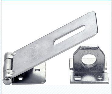Es handelt sich um vollständig aus unedlem Metall gefertigte, mehrteilige Erzeugnisse (sog. Sicherheitsüberfallen), bestehend aus einer nahezu rechteckigen Grundplatte mit kreisrunden Montagelochungen, an der beweglich ein nahezu rechteckiger Blechabschnitt mit länglicher Aussparung angebracht ist, sowie aus einer sog. Ösenplatte mit Montagelochungen.
Die Erzeugnisse werden an verschiedenen Waren (z. B. Türen, Fenster, Möbel, Kisten) angebracht und dienen gemeinsam mit einem Vorhängeschloss (nicht Gegenstand dieser vZTA) dazu, diese zu verschließen.
Abmessungen: 75 x 29 mm.
- Antragstellerangaben -

Die Einreihung erfolgt in die von den gleichermaßen in Betracht kommenden Unterpositionen zuletzt genannte Unterposition.

Abbildung siehe Anlage.

Derartige Erzeugnisse gehören als "andere Beschläge aus unedlen Metallen, für Koffer und andere derartige Waren" zur Codenummer 8302 4900 99 0 des Zolltarifs.
