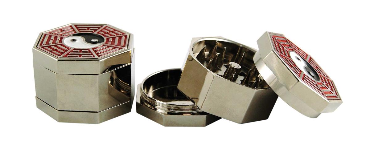 "Kräutermühle"

- mit freiem Arm zu handhabende Erzeugnisse in verschiedenen Ausführungen, vollständig aus
  unedlem Metall, in Form passgenauer, becherähnlicher, magnetischer Ober- und Unterteile der
  Mahlwerke, jeweils bestückt mit senkrecht hervorstehenden unscharfen Klingen bzw. Stiften aus
  unedlem Metall

- je nach Ausführung der Kräutermühle zusätzlich ausgestattet mit

- - einem unter oder über dem Mahlwerk abschraubbaren Aufnahmebehälter sowie einem am
    gelochten Boden des Mahlwerks befindlichen Siebs

- - zweier unter oder über dem Mahlwerk abschraubbarer Verlängerungen gleichen Durchmessers
    zur  Vergrößerung des Aufnahmevolumens

- - Durchmesser: etwa 38, 40, 45, 51 mm

- dienen zum Zermahlen von Kräutern durch manuelles Drehen der Ober- und Unterteile der
  Mahlwerke

Abbildung siehe Anlage

Derartige Erzeugnisse gehören als "Handwerkzeuge (Haushaltswerkzeuge), anderweit weder genannt noch inbegriffen, mit arbeitendem Teil aus unedlem Metall" zum TARIC-Code 8205 5100 00.