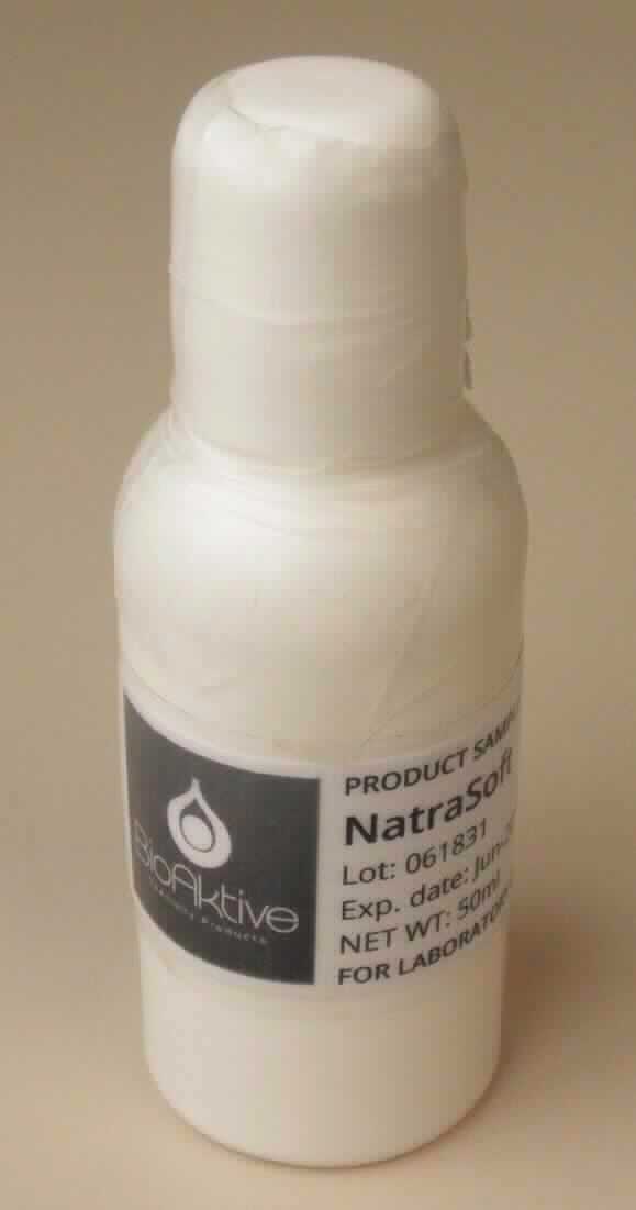 Angaben:
NatraSoft. Rohstoff für die Herstellung von Kosmetik, bestehend aus einer Mischung aus Tridecan, Undecan, Dicaprylether, Squalen, Squalan, Reisöl und Tocopherol.

Feststellungen:
Klare, farblose Flüssigkeit mit typischem Geruch nach Öl.

Befund:
Chemische Erzeugnisse und Zubereitungen der chemischen Industrie oder verwandter Industrien (einschließlich Mischungen von Naturprodukten), anderweit weder genannt noch inbegriffen; chemische Erzeugnisse oder Zubereitungen, überwiegend aus organischen Verbindungen bestehend, anderweit weder genannt noch inbegriffen; in flüssiger Form bei 20 °C; andere.