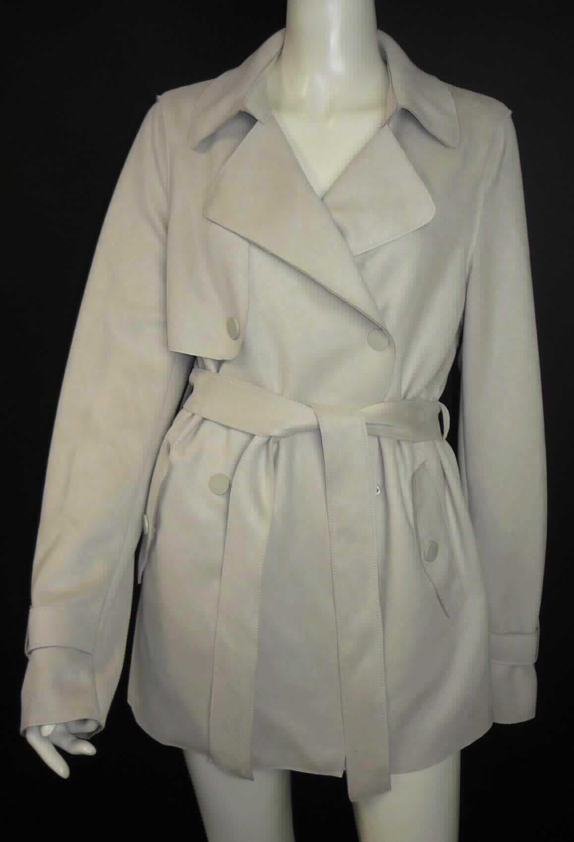 Kurzmantel, Style 14961702953, Größe 36, Foto siehe Anlage,
- aus ca. 1 mm dicken, einfarbigen, geschmirgelten Gewirken aus laut Antrag 90 % Polyester und 10 % Elasthan
  (beides synthetische Chemiefasern), 
- bis über den Schritt reichend (Rückenlänge: ca. 78 cm),
- mit einem Reverskragen, 
- mit Rückenkoller,
- vorn mit einer durchgehenden Öffnung mit Druckknopfverschluss von rechts über links (Frauenkleidung),
- mit langen Ärmeln, 
- in Taillenhöhe mit einem durch Schlaufen geführten Bindegürtel,
- mit zwei eingesetzten Taschen mit Taschenpatten unterhalb der Taille,
- an allen Rändern mit einer einfachen Naht gesäumt,
- wird im Allgemeinen über jeder anderen Kleidung und zum Schutz gegen das Wetter getragen.

"Mantel (Kurzmantel), aus Gewirken, für Frauen, aus Chemiefasern"