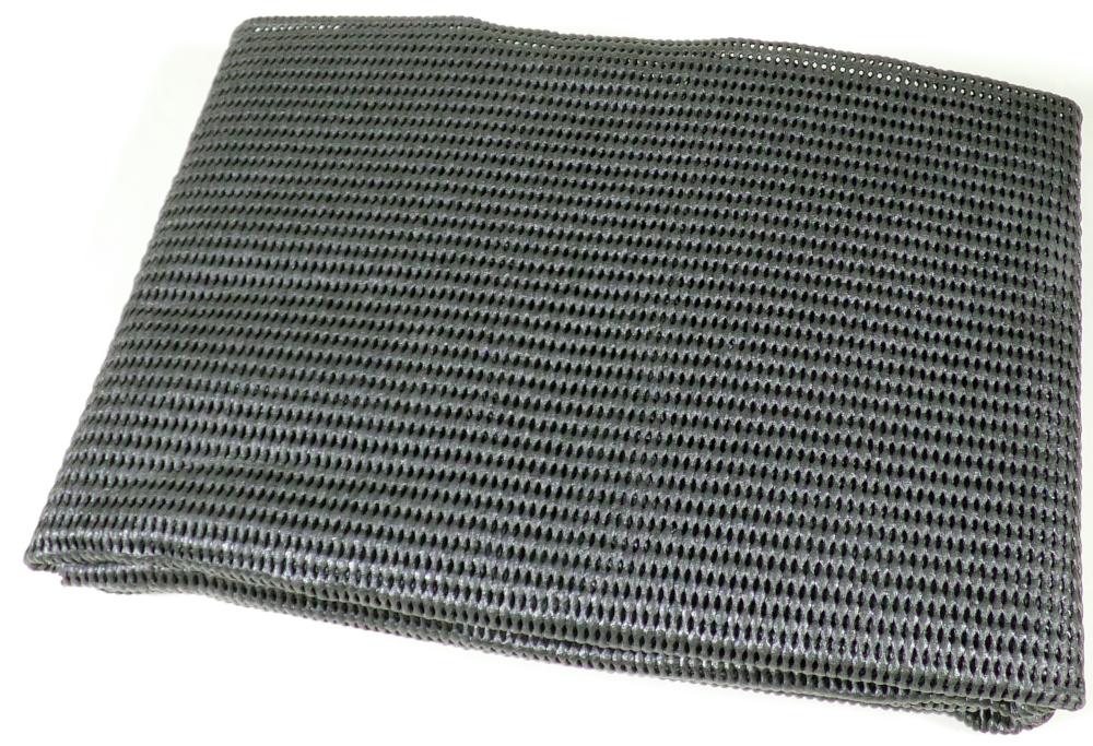 Angaben des Antragstellers:
Es handelt sich um eine schwarze Antirutschmatte (120 cm x 100 cm x 1 mm) aus 100 % PVC, 470 g/m².

Feststellungen an einem Warenmuster:
Es wurde eine gitterförmige, rechteckige Matte vorgelegt, die aus einem vollständig mit einem schwarzen, elastischen Zellkunststoff beschichteten Träger besteht.

Befund:
Bodenbeläge aus Kunststoffen, auch selbstklebend, in Rollen oder in Form von Fliesen oder Platten; Wand- oder Deckenverkleidungen aus Kunststoffen, im Sinne der Anmerkung 9 zu diesem Kapitel: Aus Polymeren des Vinylchlorids: Bestehend aus einem Träger, mit Poly(vinylchlorid) getränkt, bestrichen oder überzogen: Andere.