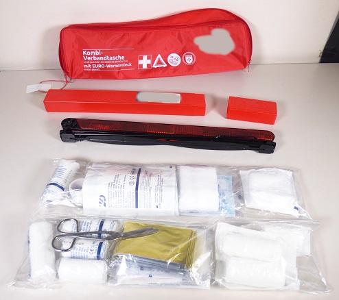 Tasche mit Apothekenausstattung für erste Hilfe

Bei der Ware handelt es sich um eine rote Erste-Hilfe-Tasche aus Kunststofffasern mit weißem Aufdruck und schwarzen Klett- und Reißverschlüssen. Die Tasche umfasst ein 44-teiliges Sortiment aus Verbandmaterialien, einer Schere, Einmalhandschuhen, einer Rettungsdecke und medizinischen Mund- und Nasenbedeckungen zur Ersten Hilfe gemäß DIN 13164. Die Tasche enthält zusätzlich ein Warndreieck in einer Kunststoffbox.
Da kein gemeinsamer Bedarf der Komponenten vorliegt, kommt eine Einreihung als Warenzusammenstellung nicht in Betracht und die Bestandteile sind getrennt einzureihen.

Die Verbandtasche ist als Tasche mit Apothekenausstattung für erste Hilfe in die Unterposition 3006 5000 der Kombinierten Nomenklatur einzureihen.