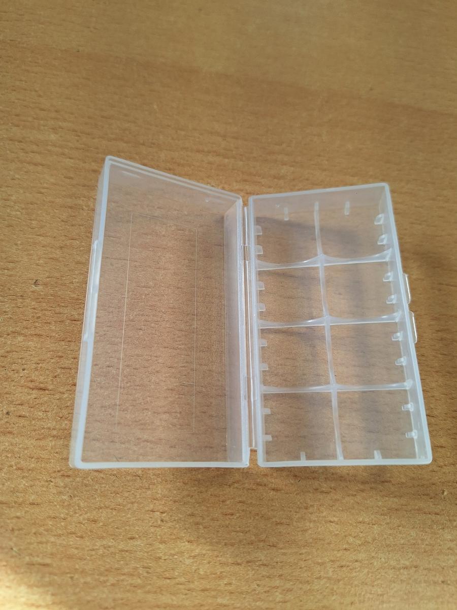 Nach den Angaben der Antragstellerin sowie den vorliegenden Abbildungen handelt es sich um eine ca. 7﻿,﻿7 x 4﻿,﻿2 x 2﻿,﻿2 cm große Box mit Deckel aus Kunststoff im Sinne der Anmerkung 1 zu Kapitel 39. 
Das transparente Erzeugnis ist im Inneren in acht Fächer unterteilt sowie mit Haltevorrichtungen versehen. 

Die Ware dient dem Transport von kleinen Akkus bzw. Batterien.

Zolltarifrechtlich handelt es sich um "Transport- und Verpackungsmittel aus Kunststoffen, Schachteln (einschließlich Dosen), keine Ware des TARIC-Codes 3923 1090 10".