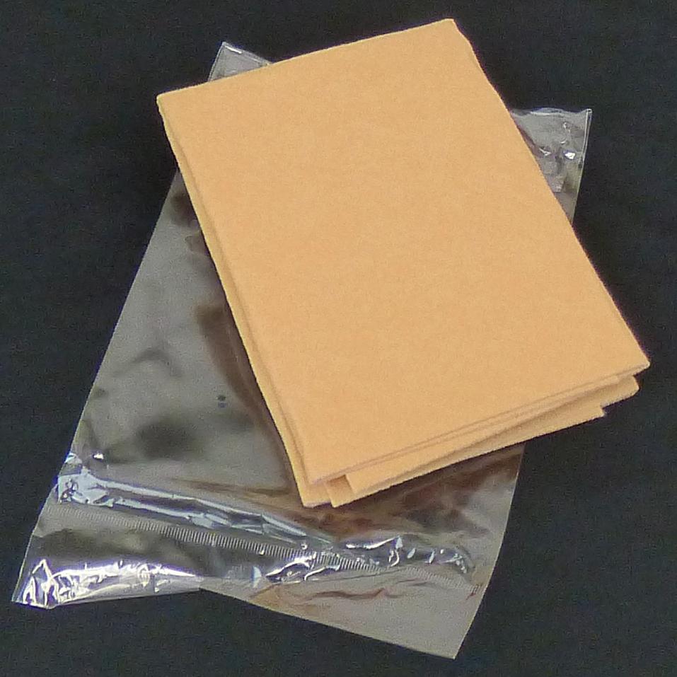 Vliesstoff, sog. Fensterputztuch, Art. 18766, Foto siehe Anlage,
- in einem Polybeutel verpackt,
- lediglich quadratisch zugeschnitten, laut Antrag in den Abmessungen von ca. 350 mm x 350 mm,
- mit Bindemittel verfestigt,
- aus Spinnfasern (laut Antrag Polyester und Viskose),
- keine Filamente und keine heißluftgezogenen (meltblown) Fasern enthaltend,
- beidseitig nicht vollständig mit Kunststoff bestrichen,
- mit einem Quadratmetergewicht von augenscheinlich mehr als 150 g.

"Vliesstoff, bestrichen, anderer als in den Unterpositionen (HS) 5603 11 bis 5603 14 genannte, mit
 einem Quadratmetergewicht von mehr als 150 g"