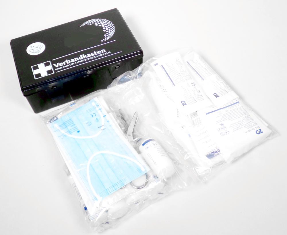 Tasche mit Apothekenausstattung für erste Hilfe; KFZ- Verbandkasten

Bei der Ware handelt es sich um eine Zusammenstellung von Verbandmaterialien zur Ersten Hilfe, gemeinsam verpackt in einem schwarzen Kunststoffkasten mit den Abmessungen 26 x 18 x 8 cm zur Verwendung im KFZ. Die Ware umfasst ein 44-teiliges Sortiment aus Verbandmaterialien, Schere, Gesichtsmasken und Anwendungshinweisen zur Ersten Hilfe gemäß DIN 13164:2022-02. Die Box ist für den Einzelverkauf aufgemacht. 

Die Warenzusammenstellung ist aufgrund ihrer Beschaffenheit als Tasche oder anderes Behältnis mit Apothekenausstattung für erste Hilfe in die Unterposition 3006 5000 der Kombinierten Nomenklatur einzureihen