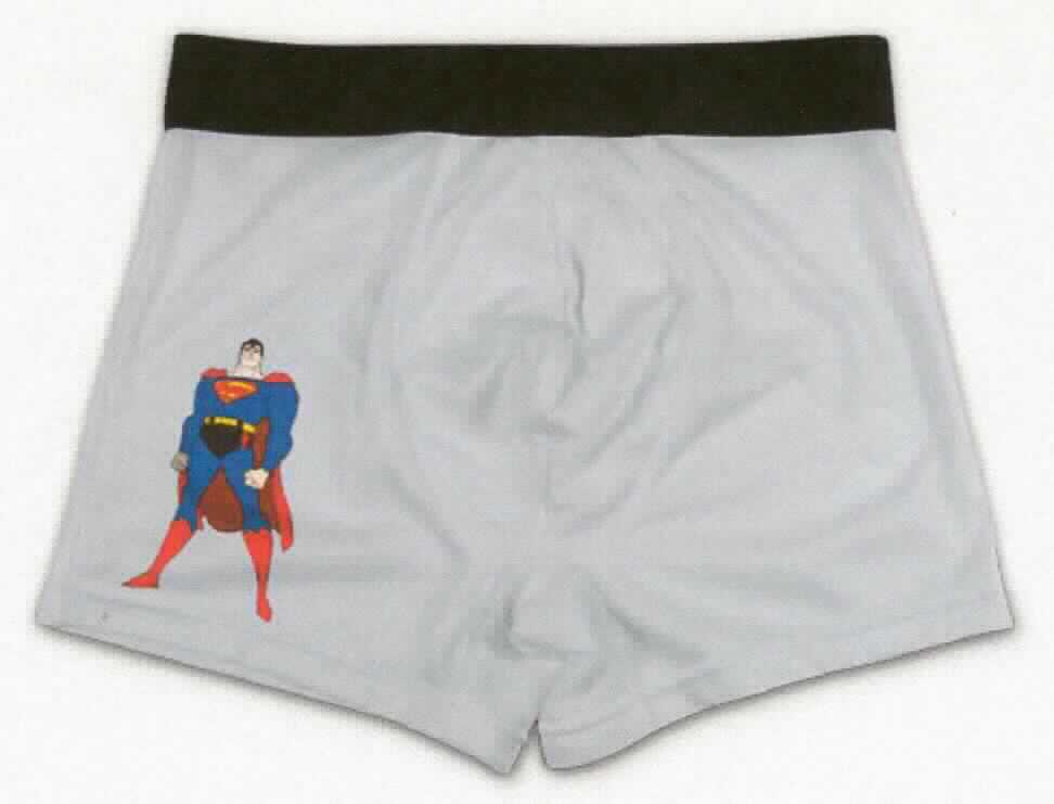 Unterhose, sog. Boxer Shorts, Größe S, Foto siehe Anlage,
- aus ca. 0,5 mm dicken, einfarbigen Gewirken aus laut Antrag 100 % Polyester (synthetische Chemiefasern),
- in der Taille abschließend mit einem ca. 4,5 cm breiten, elastischen, kontrastfarbenen Taillenbund,
- ohne Eingriff, ohne Öffnung und ohne Verschluss,
- im vorderen Bereich mit einem erweiternden, doppellagig gearbeiteten Einsatz,
- aufgrund des Schnitts eindeutig als Männerkleidung erkennbar,
- mit kurzen Hosenbeinen; an den Beinabschlüssen durch Umschlagen und Festnähen gesäumt.

"Unterhose, aus Gewirken, für Männer, aus Chemiefasern"