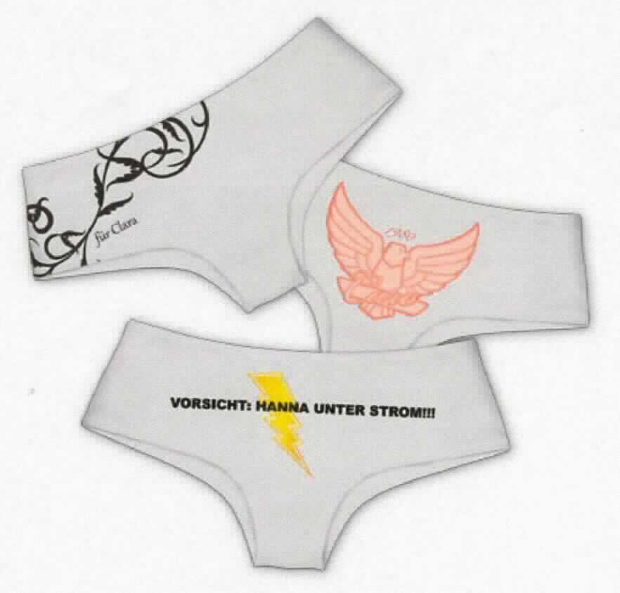 Slip, sog. Panties, Größe S, Foto siehe Anlage,
- aus ca. 0,5 mm dicken, einfarbigen Gewirken aus laut  Antrag 100 % Polyester (synthetische Chemiefasern),
- als Hüftslip gearbeitet, mit ca. 9 cm hohen Seitenteilen (vom Beinausschnitt bis zum oberen Rand gemessen),
- am oberen Rand mit einem angenähten, elastischen Band mit durchbrochen gearbeiteten Gewirken 
  (sog. Raschelspitze) ausgestattet,
- ohne Öffnung und ohne Verschluss,
- aufgrund des Schnitts eindeutig als Frauenkleidung erkennbar,
- mit hohen Beinausschnitten, 
- im Schritt mit einer Hygieneeinlage.

"Slip, aus Gewirken, für Frauen, aus Chemiefasern"