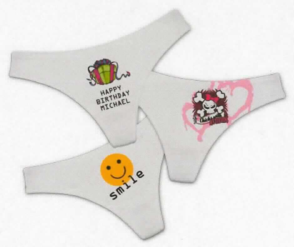 Slip, sog. String Tanga, Größe S, Foto siehe Anlage,
- aus ca. 0,5 mm dicken, einfarbigen Gewirken aus laut Antrag 100 % Polyester (synthetische Chemiefasern),
- als Tangaslip gearbeitet, an allen Rändern mit aufgenähten elastischen Bändern mit durchbrochen gearbeiteten 
  Gewirken (sog. Raschelspitze) verziert,
- ohne Öffnung und ohne Verschluss,
- aufgrund des Schnitts eindeutig als Frauenkleidung erkennbar,
- mit hohen Beinausschnitten, 
- im Schritt mit einer Hygieneeinlage.

"Slip, aus Gewirken, für Frauen, aus Chemiefasern"