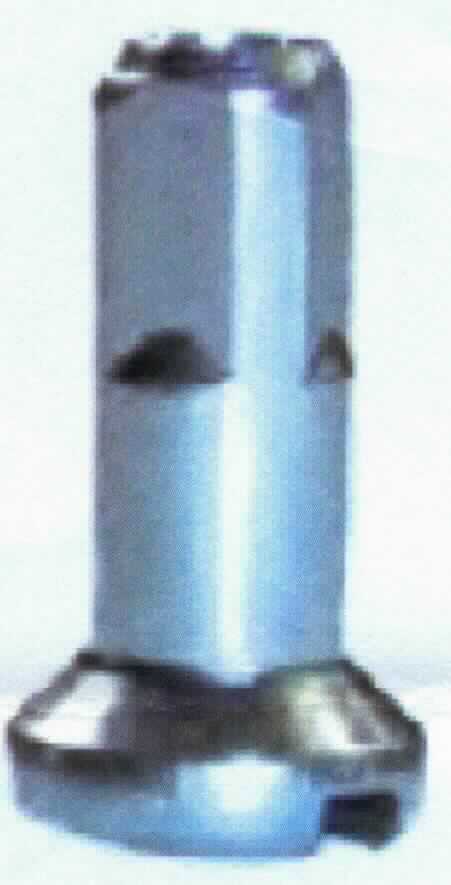 Es handelt sich um annähernd hohlzylindrische Erzeugnisse aus Aluminium, die ein Innengewinde aufweisen und die an einem Ende zu einem geschlitzten Senkkopf ausgeformt sind. Zum anderen Ende hin ist die glatte Außenseite der Waren vierkantförmig abgeflacht.
Die Erzeugnisse dienen zur Verbindung von Speichen und Felge an Fahrrädern. Jeweils 400 Stück sind in einer Dose verpackt.
- Antragstellerangaben -   

Abbildung siehe Anlage.

Derartige Erzeugnisse gehören als "andere, den Muttern ähnliche Waren aus Aluminium" zur Codenummer 7616 1000 99 0 des Zolltarifs.

Nicht Kapitel 87 (ABS XVII), da die Erzeugnisse sich als Teile mit allgemeiner Verwendungsmöglichkeit darstellen und gemäß Anm. 2 b) ABS XVII i. V. m. Anm. 2 Abs. 1 a) ABS XV aus dem Kapitel 87 (ABS XVII) ausgewiesen sind.