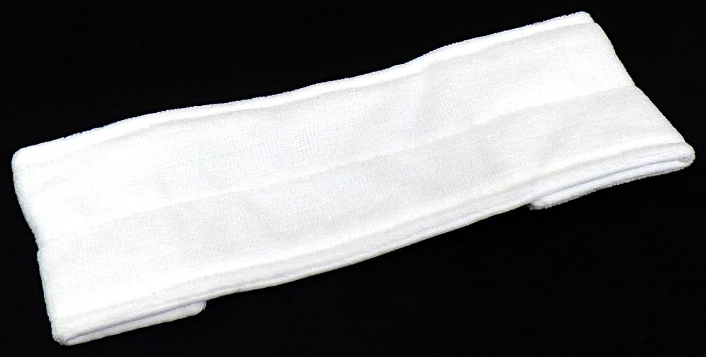 Reinigungstuch, sog. Reinraum-Einwegmopp, Foto siehe Anlage,
- laut Antrag in verschiedenen Ausführungen,
- rechteckig, in den Abmessungen von laut Antrag ca. 7 cm x 20,5 cm,
- mehrlagig gearbeitet, aus Gewirken und augenscheinlich Filz aus Spinnstoffen,
- an den beiden Schmalseiten umgeschlagen und festgenäht, so dass sich Taschen bilden (zum
  Einspannen in einen Moppwischer),
- durch Zusammennähen konfektioniert,
- stellt sich als separates Reinigungstuch (ohne Wischkopf-Rahmen oder eine andere Basis) dar,
  somit keine Ware der Position 9603,
- im Hinblick auf die Bedeutung in Bezug auf die Verwendung sind die Gewirke und der Filz als
  gleichbedeutend anzusehen, im Hinblick auf den Umfang (sowohl Fläche als auch Dicke) verleihen
  jedoch die Gewirke der Ware ihren wesentlichen Charakter,
- aufgrund der verwendeten Flächenerzeugnisse keine Ware der Unterposition (KN) 6307 1090.

"Andere konfektionierte Ware (Reinigungstuch) aus Spinnstoffen, aus Gewirken"