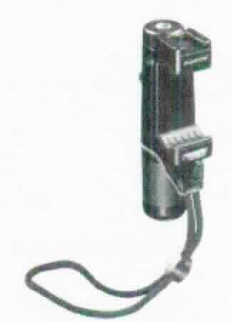 Bei der als "Montana Smartphone Halter Movie Maker, Art.Nr. 21494" bezeichneten Ware handelt es sich um ein aus verschiedenen Bestandteilen zusammengesetztes Erzeugnis in Form eines Selfie-Sticks und einer Wasserwaage. 

Der in der Hand zu haltende  Selfie-Stick ist  dazu vorgesehen ein Smartphone (nicht Gegenstand der vZTA-Entscheidung) per Klemmvorrichtung aufzunehmen und dient der Reduzierung zufälliger Bewegungen. Die integrierte Wasserwaage lässt sich zum Austarieren verwenden. Der Stick bestimmt aufgrund der Bedeutung für die Verwendung den Charakter der zusammengesetzten Ware. Er besteht neben Metallteilen hauptsächlich aus Kunststoff und Aluminium und ist mit einer ledernen Schlaufe ausgestattet. Aufgrund des höheren Anteils bestimmt das Aluminium den stofflichen Charakter der aus verschiedenen Stoffen zusammengesetzten Ware. 

Der verpackte Stick ist als "Einbeinstativ, nicht von der Unterposition (KN) 9620 0010 erfasst, aus Aluminium" einzureihen.