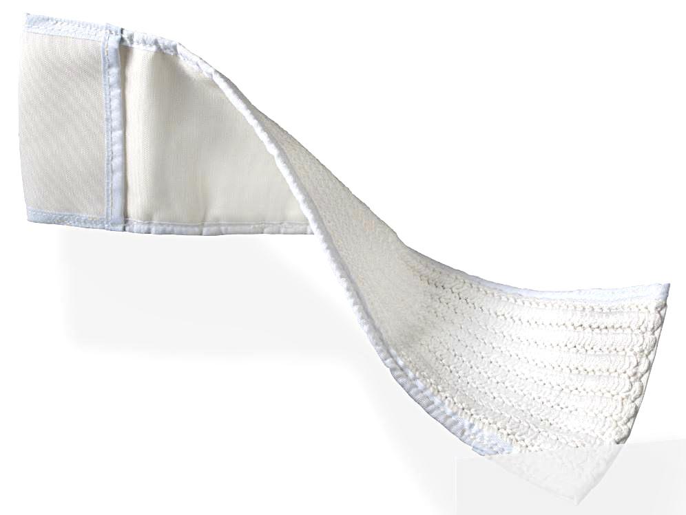 Reinigungstuch, sog. Reinraum-Einwegmopp, Foto siehe Anlage,
- laut Antrag in verschiedenen Ausführungen,
- rechteckig, in den Abmessungen von laut Antrag ca. 40,5 cm x 11,5 cm,
- mehrlagig gearbeitet, aus Gewirken und Geweben aus Spinnstoffen,
- an den beiden Schmalseiten ist die länger gearbeitete Unterlage umgeschlagen und festgenäht, so
  dass sich Taschen bilden (zum Einspannen in einen Moppwischer),
- durch Zusammennähen konfektioniert,
- stellt sich als separates Reinigungstuch (ohne Wischkopf-Rahmen oder eine andere Basis) dar, somit
  keine Ware der Position 9603,
- insbesondere im Hinblick auf die Bedeutung in Bezug auf die Verwendung verleihen die Gewirke der 
  Wischseite der Ware ihren wesentlichen Charakter, somit keine Ware der Unterposition (KN) 6307 1090.

"Andere konfektionierte Ware (Reinigungstuch) aus Spinnstoffen, aus Gewirken"