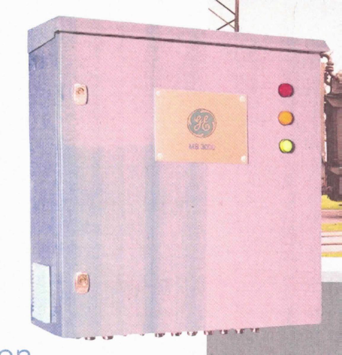 Sog. ganzheitliche Transformatorüberwachungslösung in verschiedenen Ausführungen, im Wesentlichen bestehend aus einem Gehäuse, das mit elektrischen und elektronischen Bauelementen, mit einer Speichereinheit (Solid State Disc - SSD) und mit diversen Kommunikationsschnitten ausgestattet ist (siehe exemplarische Abbildung in der Anlage).
Die Ware wird an einen Transformator installiert und mit Sensoren (nicht Gegenstand dieser vZTA-Entscheidung) u. a. für elektrische Größen, Temperatur, Druck, Durchfluss und Füllstand verbunden. Die Messwerte werden mittels der Ware aufgezeichnet, verarbeitet und an ein übergeordnetes System (nicht Gegenstand dieser vZTA-Entscheidung) weitergeleitet. 
Die Ware dient der kontinuierlichen Überwachung eines Transformators unter Nutzung der Messwerte der angeschlossenen Sensoren.
Eine Einreihung als elektrisches Gerät zum Schalten oder Steuern in die Position 8537 ist ausgeschlossen, da das Gerät keine Steuerfunktionen ausübt.
Die Ware wird gleichermaßen als Teil für Messgeräte der Positionen 9025, 9026, 9027 und 9030 verwendet und wird als "Teil, im Kapitel 90 anderweit weder genannt noch inbegriffen, für Geräte oder Apparate des Kapitels 90, nicht von der Unterposition (KN) 9033 0010 erfasst" eingereiht.