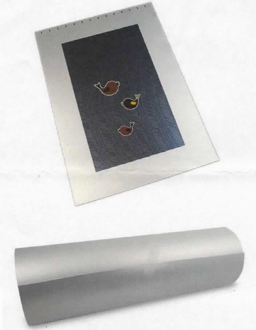 Angaben des Antragstellers:
3D-Transferfilm Flexfilm
Dieser Film/Folie wird bedruckt als Transfer für das Produkt.

Feststellungen an einem Warenmuster:
Es wurde ein rechteckiger Abschnitt einer einseitig metallisierten Kunststofffolie vorgelegt (Gesamtdicke: ca. 22 µm). Die Folie ist auf der nicht metallisierten Seite mit einem Motiv bedruckt. Laut Antragsangaben ist die Folie zum Zeitpunkt der Einfuhr unbedruckt.

Befund:
Es liegt eine metallisierte Folie aus Polyethylenterephthalat (charakterverleihend) im Sinne der Unterposition (KN) 3920 6219 vor.