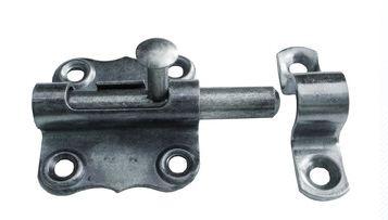 Bei dem sog. Grendelriegel handelt sich um ein vollständig aus unedlem Metall gefertigtes, zweiteiliges Erzeugnis, bestehend aus einem Riegel in Form eines massiven Stabes, der dreh- und verschiebbar in einem Gehäuse befestigt und mit einem Knopfgriff versehen ist, und aus einer sog. Schlaufe in Form eines etwa U-förmigen Blechabschnitts, zur Aufnahme des Riegels im verschlossenen Zustand. Die Erzeugnisse weisen mehrere Lochungen zur Befestigung auf und werden üblicherweise als Verschluss zum Sichern von unterschiedlichen Türen (z. B. Möbeltüren), Toren, Klappen oder Fenstern an ebendiesen befestigt.
- Antragstellerangaben - 

Abbildung siehe Anlage. 

Derartige Erzeugnisse gehören als "andere Beschläge aus unedlen Metallen, für Möbel" zur Codenummer 8302 42 00 90 0 des Zolltarifs.