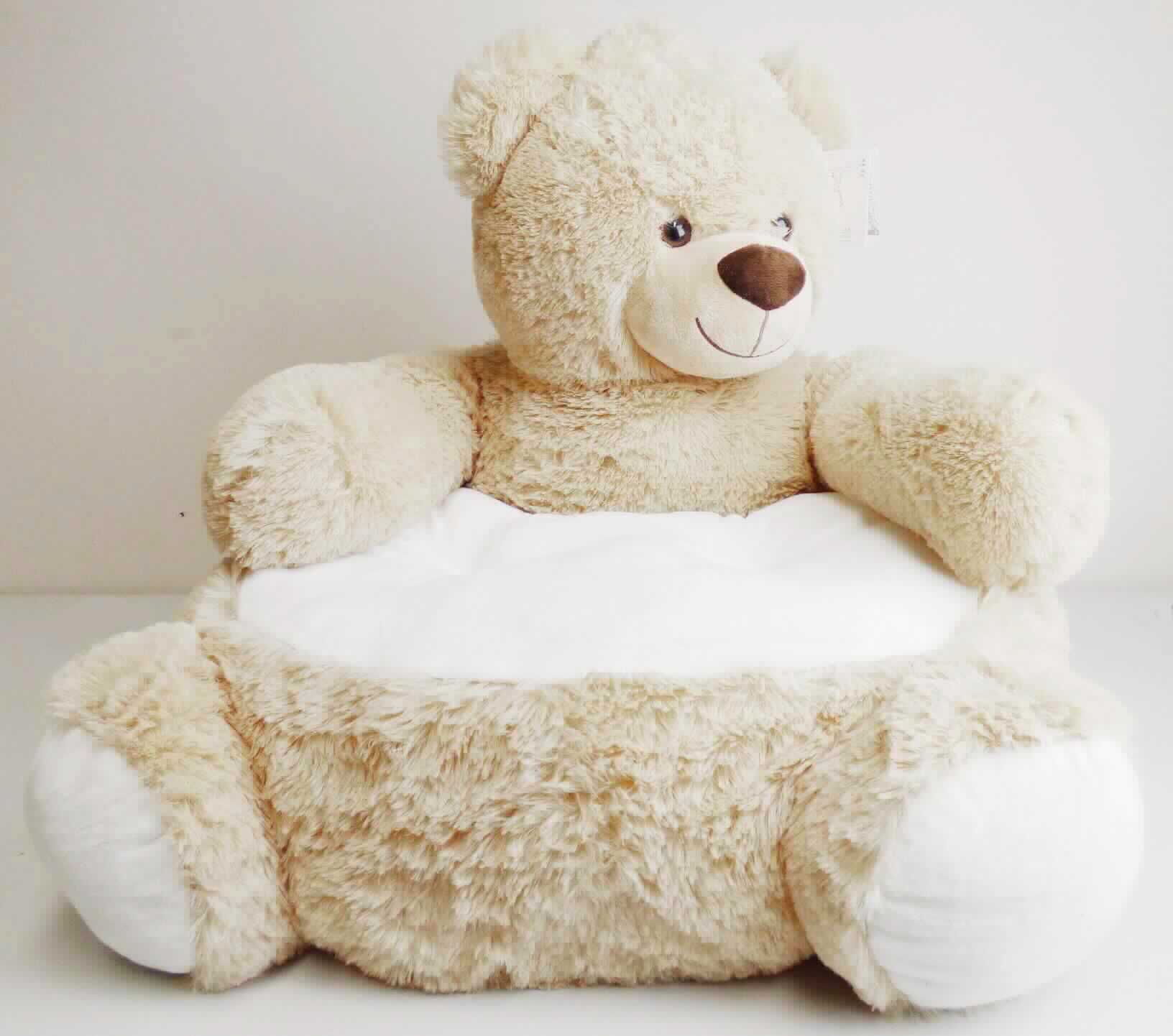 Bei dem sog. "Bärensessel aus Polyester", Artikel 8293500120 handelt es sich um ein auf den Boden zu stellendes Sitzmöbel für Kinder aus Spinnstoffen. Die Ware ist der Optik nach einem "Teddy-Bären" nachempfunden, wobei eine definierte Sitzfläche vorhanden ist, die Arme des Bären die Armlehnen des Sitzes bilden und der Rumpf des Bären eine Rückenlehne darstellt. 
Das Möbel ist 48 cm hoch und dient der dauerhaften Einrichtung von z.B. Kinderzimmern.

Die Ware ist als "anderes als von den Unterpositionen 9401 10 bis 9401 79 erfasstes Sitzmöbel" einzureihen.