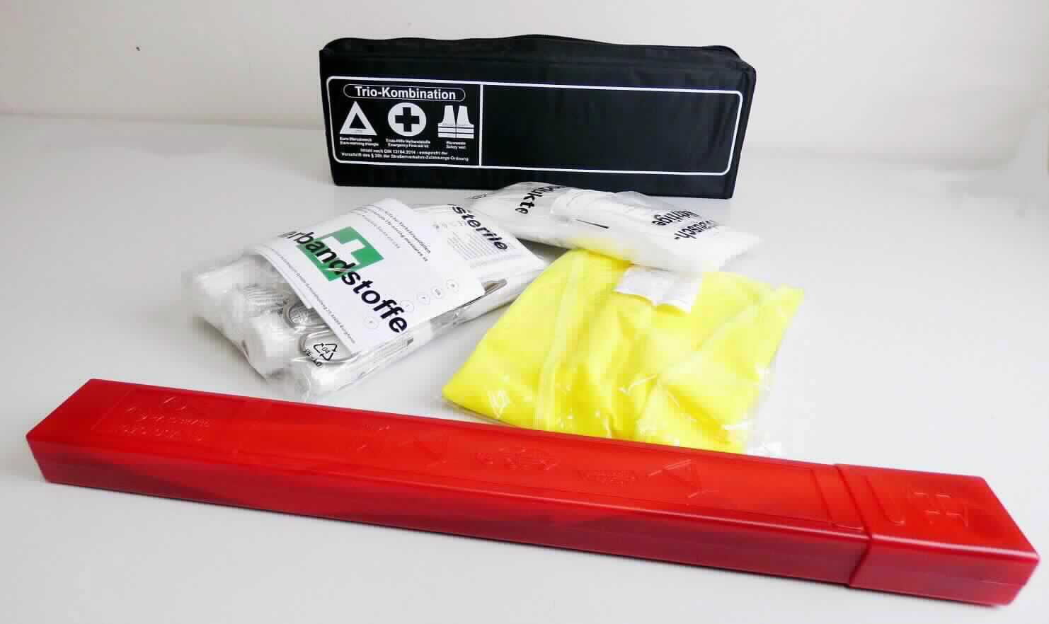 Tasche mit Verbandmaterialien für Erste Hilfe, Warndreieck und Warnweste; Warnweste

Bei der vorgelegten Ware handelt es sich um eine Zusammenstellung von Verbandmaterialien für Erste Hilfe, einer Warnweste und einem Warndreieck, zusammen verpackt in einer Erste-Hilfe-Kombitasche mit einem Fach. Die schwarze Kunststofftasche besitzt die Abmessungen 430 mm x 130 mm x 60 mm mit schwarzem umlaufendem Reißverschluss und schwarzem Klettstreifen auf der Rückseite. Die Tasche ist für den Einzelverkauf aufgemacht. Bei der Ware handelt es sich nicht um eine Warenzusammenstellung, da die einzelnen Bestandteile (Verbandmaterialien, Warnweste, Warndreieck) unterschiedlichen Zwecken dienen. Sie sind deshalb getrennt einzureihen, für Apothekertasche und Warndreieck sind separate verbindliche Tarifauskünfte zu erteilen.  

Die neongelbe Warnweste der Größe M-XXL besteht aus einfarbigen Gewirken aus 100% Polyester, auf die ca. 5 cm breite reflektierende Streifen aufgenäht sind. Sie besitzt eine Rückenlänge von ca. 65 cm, vorne eine durchgehende Öffnung mit einem Klettverschluss von links über rechts (Männerkleidung) und ist ärmellos mit weiten Armausschnitten. Sie liegt in einem Plastikbeutel verpackt vor. 

Die Ware ist als Weste, aus Gewirken, aus Chemiefasern für Männer in die Unterposition 6110 3091 der Kombinierten Nomenklatur einzureihen.