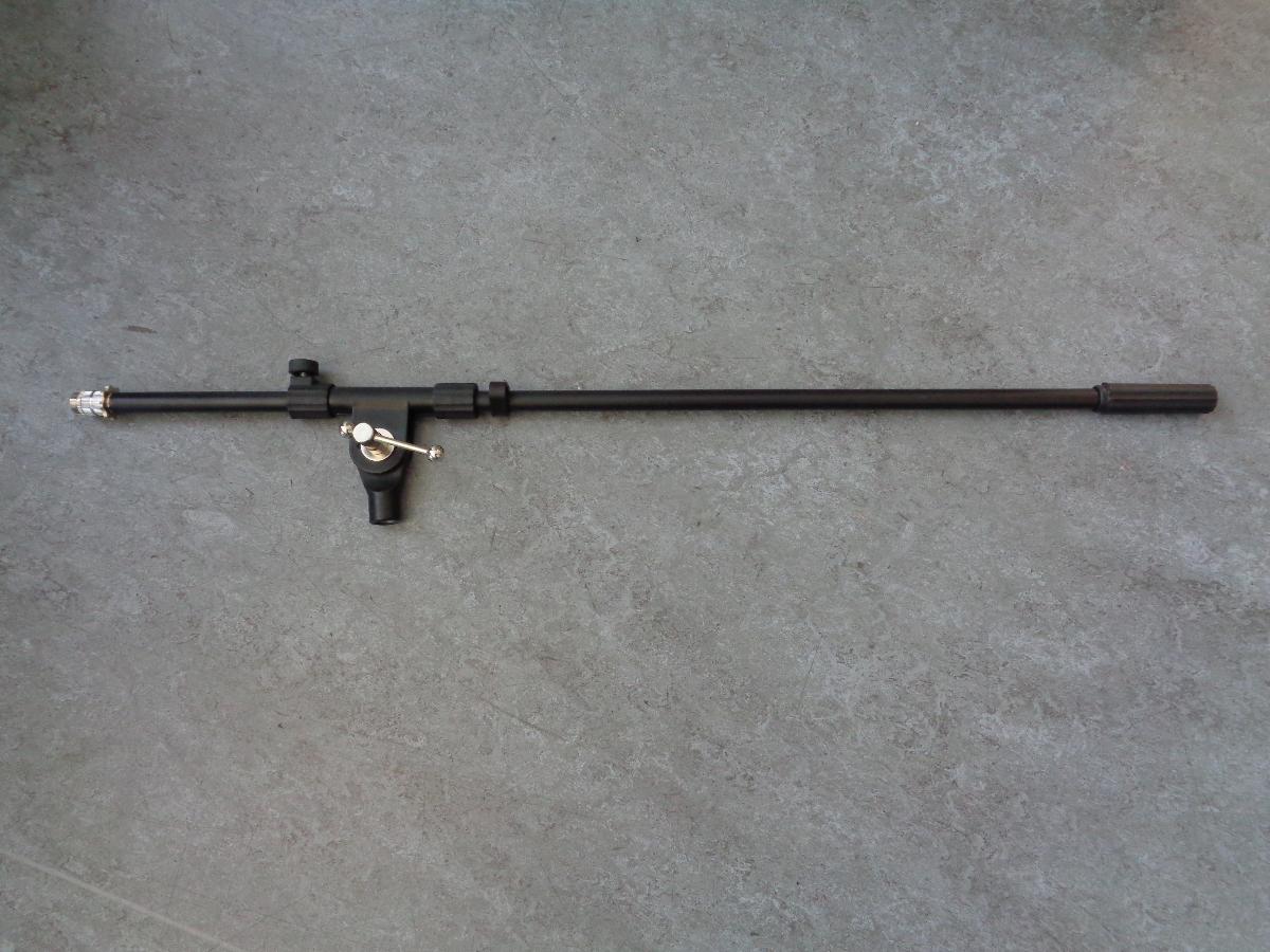Mikrophon Schwenkarm (Abbildung siehe Anlage),
- aus einem aus Stahl gefertigten Rohrabschnitt an einer Seite mit einem 3/8" Gewindeanschluss
  für das Befestigen und Halten eines Mikrofons, am anderen Ende mit einem Endstück aus
  Kunststoff, mit einem Kunststoffgelenk sowie einer Schraubvorrichtung mit einem weiteren
  Gewindeanschluss zur Befestigung auf einem Mikrofonstativ,
- zum Befestigen eines Mikrofons (nicht Gegenstand dieser Auskunft).

"Haltevorrichtung für Mikrofone"