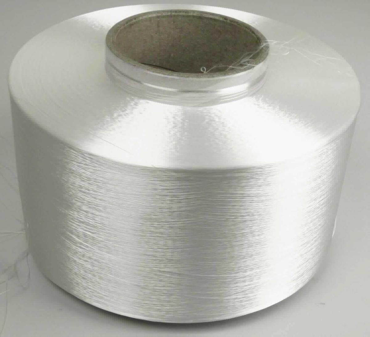 Hochfestes Garn, Foto siehe Anlage,
- laut Untersuchungsergebnis:
-- aus synthetischen Filamenten (laut Antrag Polyester),
-- nicht texturiert,
-- mit einem Titer von ca. 140 dtex, somit kein Bindfaden,
-- nicht gezwirnt, somit kein Nähgarn und nicht in Aufmachung für den Einzelverkauf,
-- mit einer Festigkeit von ca. 64 cN/tex, somit hochfest.

"Garn aus synthetischen Filamenten, kein Nähgarn, nicht in Aufmachungen für den Einzelverkauf, hochfest, aus 
 Polyester, anderes als in der Unterposition 5402 2000 05 genannte"