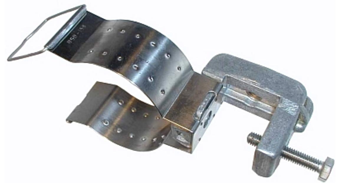 Es handelt sich um sog. RSB Montageklemmen aus Aluminiumlegierung (RSB cleat) mit Schrauben aus Edelstahl zur Montage an RSB Clips (nicht Gegenstand der vZTA) zur Befestigung von Koaxialkabeln. Die Klemme besteht im Wesentlichen aus einem gewichtsmäßig überwiegenden Klemmkörper aus Aluminiumdruckguss und einer Stahlschraube. Der U-förmige Klemmkörper ist in seinen beiden Schenkeln mit je einer durchgehenden M8 Gewinde-Bohrung zur Aufnahme der Schraube ausgestattet. Länge X Breite X Höhe etwa 54,5 mm X  22,5 mm X  48 mm.
(Antragstellerangaben)

Position 8205 kommt nicht in Betracht, da die Klemme kein arbeitendes Teil entsprechend Anm. 1 Kap 82 wie bewegliche Klemmbacken oder Schraubstempel aufweist.

Abbildung siehe Anlage.

Derartige Erzeugnisse gehören als "andere (als in den TARIC-Codes 7616 1000 10 bis 7616 9910 91 genannte) Waren aus Aluminium" zum TARIC-Code 7616 9910 99.