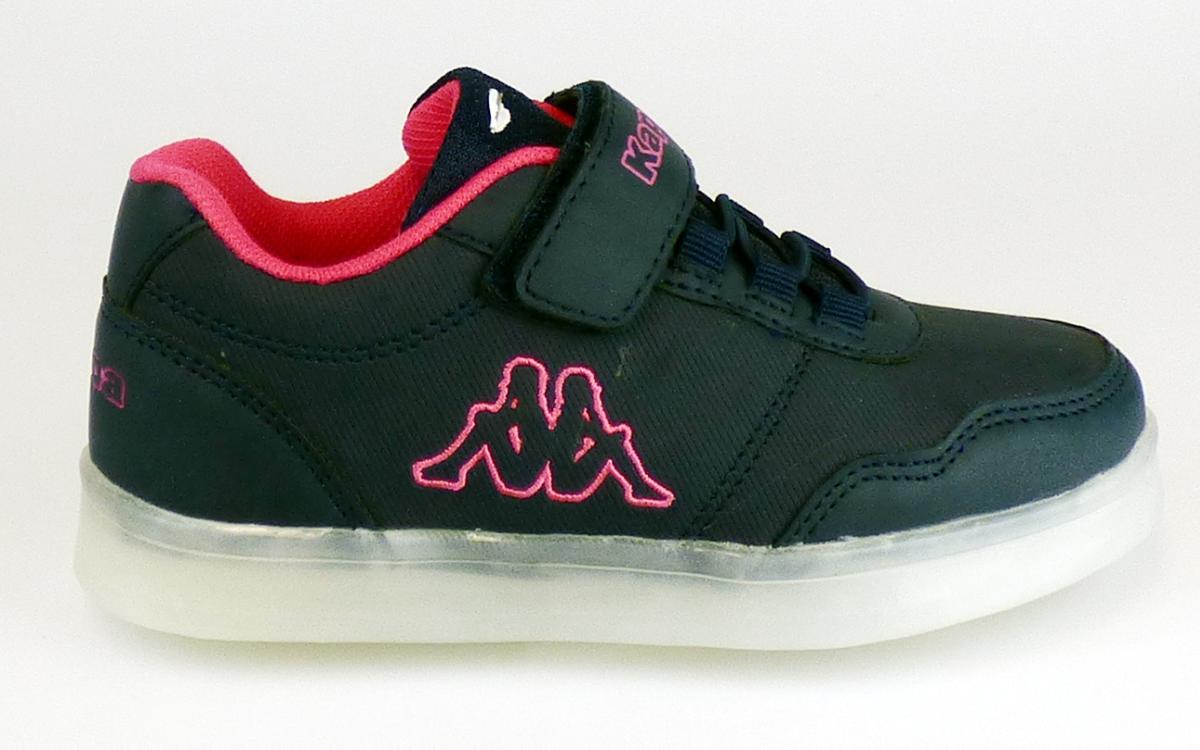 Halbschuhe (laut Antrag: "Freizeitschuh, Rendon K", Art. 260802K, Größe 26, Foto siehe Anlage)
- mit Laufsohlen aus (laut Antrag) Kunststoff,
- mit Oberteil (geschlossenes Blatt) aus Kunststoff (Spinnstoff mit einer mit bloßem Auge wahrnehmbaren
  Außenschicht aus Kunststoff,
- mit Verzierungen,
- über dem Spann mit einer elastischen Kordel und mit Klettverschluss,
- in der Sohle mit einer Blinkvorrichtung,
- nicht den Knöchel bedeckend,
- ohne Metallschutz in der Vorderkappe,
- mit einer Länge der Innensohle von ca. 18,5 cm.

"Schuhe, andere als in der Position 6401 genannte, mit Laufsohlen und Oberteil aus Kunststoff, andere
 als in den Unterpositionen 6402 1210 bis 6402 9950 genannte, mit einer Länge der Innensohle von
 weniger als 24 cm"