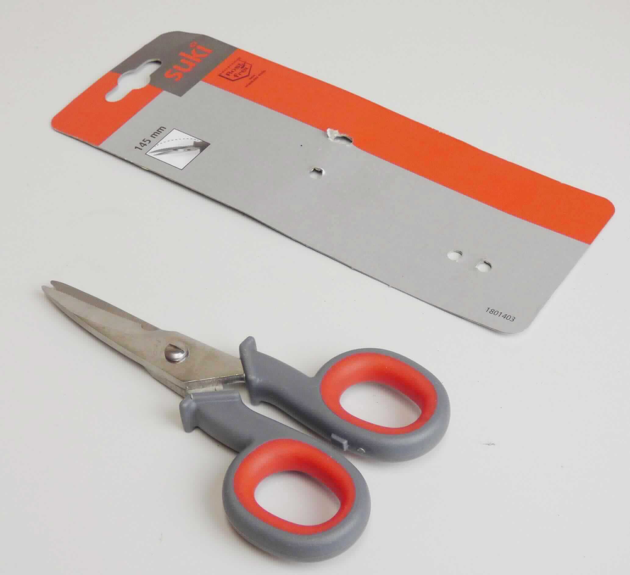 "Elektrikerschere";

- mit freiem Arm zu handhabende Schere mit zwei geraden, um einen Stift x-förmig beweglich 
  gelagerte Klingen, eine Klinge mit einer Absenkung versehen, aus unedlem Metall

- mit Griffen aus Kunststoff, die an den Enden ringförmigen Ösen zum Durchstecken der 
  Finger aufweisen 

- zum Schneiden von Kabel und diversen anderen Stoffen

- auf einem bedruckten Pappkarton aufgeblistert

Abbildung siehe Anlage.

Derartige Erzeugnisse gehören als "Scheren, mit arbeitendem Teil aus unedlem Metall" zum
TARIC-Code 8213 0000 00.