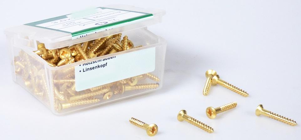 Es handelt sich um Schrauben aus einer Kupfer-Zink-Legierung mit gewichtsmäßig vorherrschendem Kupfergehalt (Messing) mit Linsensenkkopf mit Kreuzschlitz ("Pozidriv", geschützte Marke) und mit einem nicht bis zum Kopf reichenden Gewinde. Das Gewindeende ist zu einer Spitze ausgearbeitet. Die Erzeugnisse sind zu 100 Stück in einer etikettierten Box aus transparentem Kunststoff verpackt. 
Abmessungen: 3,0 x 20 mm.
- Antragstellerangaben -

Abbildung siehe Anlage.

Derartige Erzeugnisse gehören als "Schrauben aus Kupfer" zum TARIC-Code 7415 3300 00.