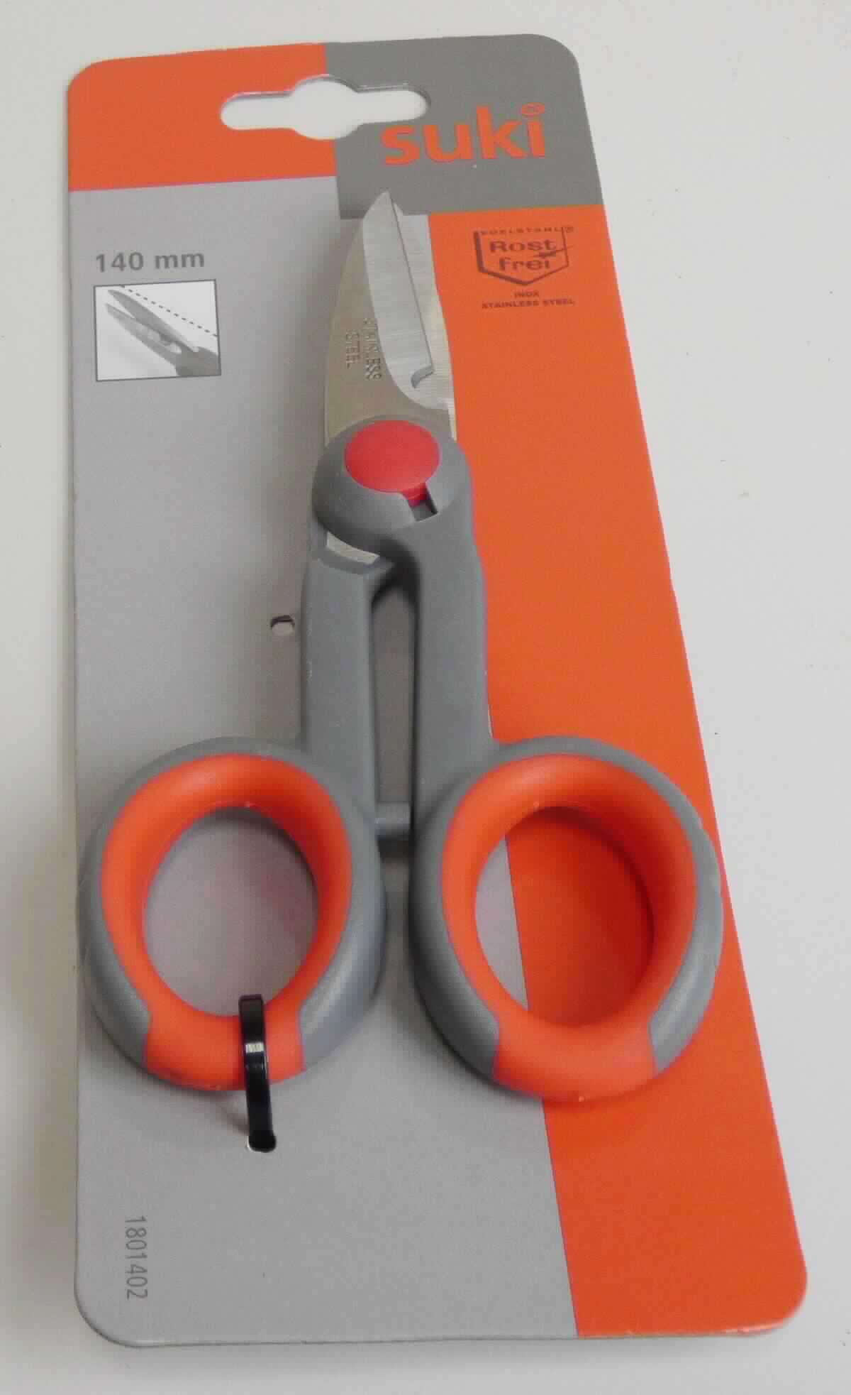 "Elektrikschere";

- mit freiem Arm zu handhabende Schere mit zwei geraden, um einen Stift x-förmig beweglich 
  gelagerte Klingen, eine Klinge mit einer Absenkung versehen, aus unedlem Metall

- mit Griffen aus Kunststoff, die an den Enden ringförmigen Ösen zum Durchstecken der 
  Finger aufweisen 

- zum Schneiden von Kabel und diversen anderen Stoffen

- auf einem bedruckten Pappkarton aufgeblistert

Abbildung siehe Anlage.

Derartige Erzeugnisse gehören als "Scheren, mit arbeitendem Teil aus unedlem Metall" zum 
TARIC-Code 8213 0000 00.
