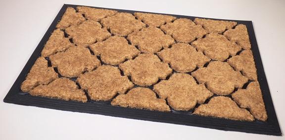 Fußbodenbelag, sog. Display Fußmatte, Foto siehe Anlage,
- rechteckig, in den Abmessungen von laut Antrag 60 cm x 40 cm,
- laut Untersuchungsergebnis:
-- aus einem Gewebe aus Kokosfasern (pflanzlicher Spinnstoff), somit keine Ware der Position 5703,
-- mit Flor; weder getuftet noch beflockt,
-- auf einer Unterlage (Rückenbeschichtung) aus laut Antrag Kautschuk aufgebracht, die
   seitlich ca. 2,5 cm über die Abtretfläche aus Kokos hinausragt und einen Rand bildet (konfektioniert),
-- mit Ornament-Rillen versehen,
- kein Kelim, Sumak, Karamanie oder denen ähnlicher handgewebter Teppich,
- bei der aus Spinnstoff (Kokosfasern) und Kautschuk bestehenden Schauseite ist im Hinblick auf die
  Verwendung als Fußabtreter der Spinnstoff charakterbestimmend.

"Fußbodenbelag, aus Spinnstoffen, gewebt, weder getuftet noch beflockt, konfektioniert, kein Kelim,
 Sumak, Karamanie oder ähnlicher handgewebter Teppich, aus Kokosfasern"