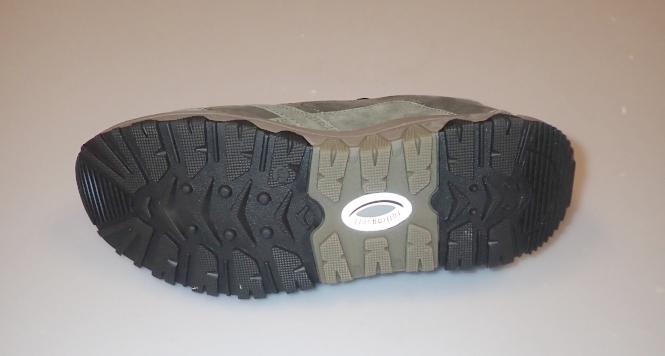 Halbschuhe, Größe 7 ½, Foto siehe Anlage,
- mit Laufsohlen aus laut Antrag Kautschuk; ohne Hauptsohle aus Holz,
- mit Oberteil (geschlossenes Blatt) aus Leder,  
- im Bereich der Ferse und der Lasche mit Firmenlogos versehen,
- mit einem Schnürsenkelverschluss sowie an der Innenseite entlang des Schnürverschlusses 
  mit einem Reißverschluss,
- ohne Metallschutz in der Vorderkappe,
- nicht den Knöchel bedeckend,
- mit einer Länge der Innensohle von ca. 27﻿,﻿7 cm,
- als Männerschuhe erkennbar.

"Schuhe mit Laufsohlen aus Kautschuk und Oberteil aus Leder, andere als in den Unterpositionen
 (KN) 6403 1200 bis 6403 9950 genannte, mit einer Länge der Innensohle von mehr als 24 cm, für
 Männer, andere als im TARIC-Code 6403 9996 10 genannte"