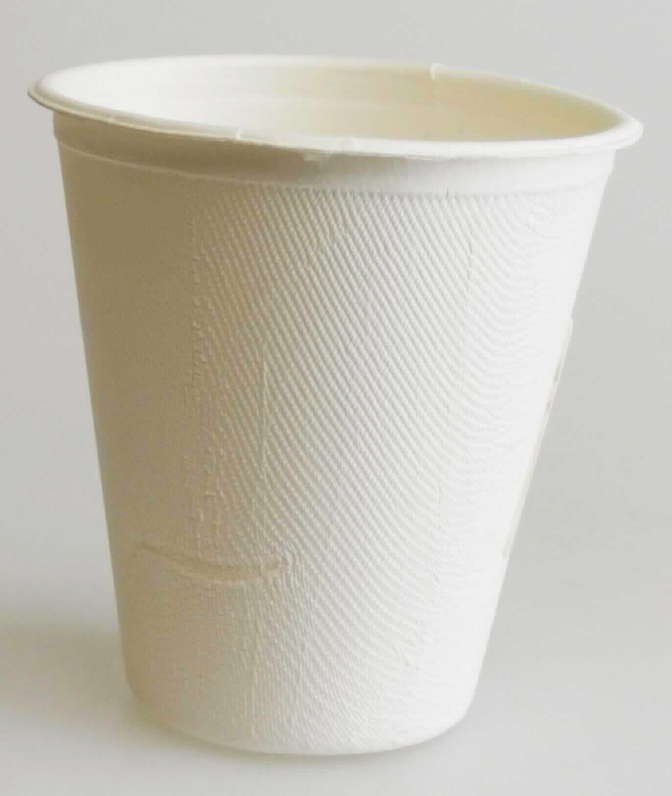 Es handelt sich um konisch zulaufende, formgepresste Trinkbecher aus Halbstoff aus Zuckerrohr (Bagasse), die für den einmaligen Gebrauch bestimmt sind und je nach Größe ein Fassungsvermögen von 0,2 oder 0,3 l haben. Auf den Außenseiten ist ein Siebmuster erkennbar, die Innenseiten sind glatt. 

Abbildung siehe Anlage.

Derartige Waren gehören als "andere, formgepresste Waren aus Papierhalbstoff" zum TARIC-Code 4823 70 90 00.