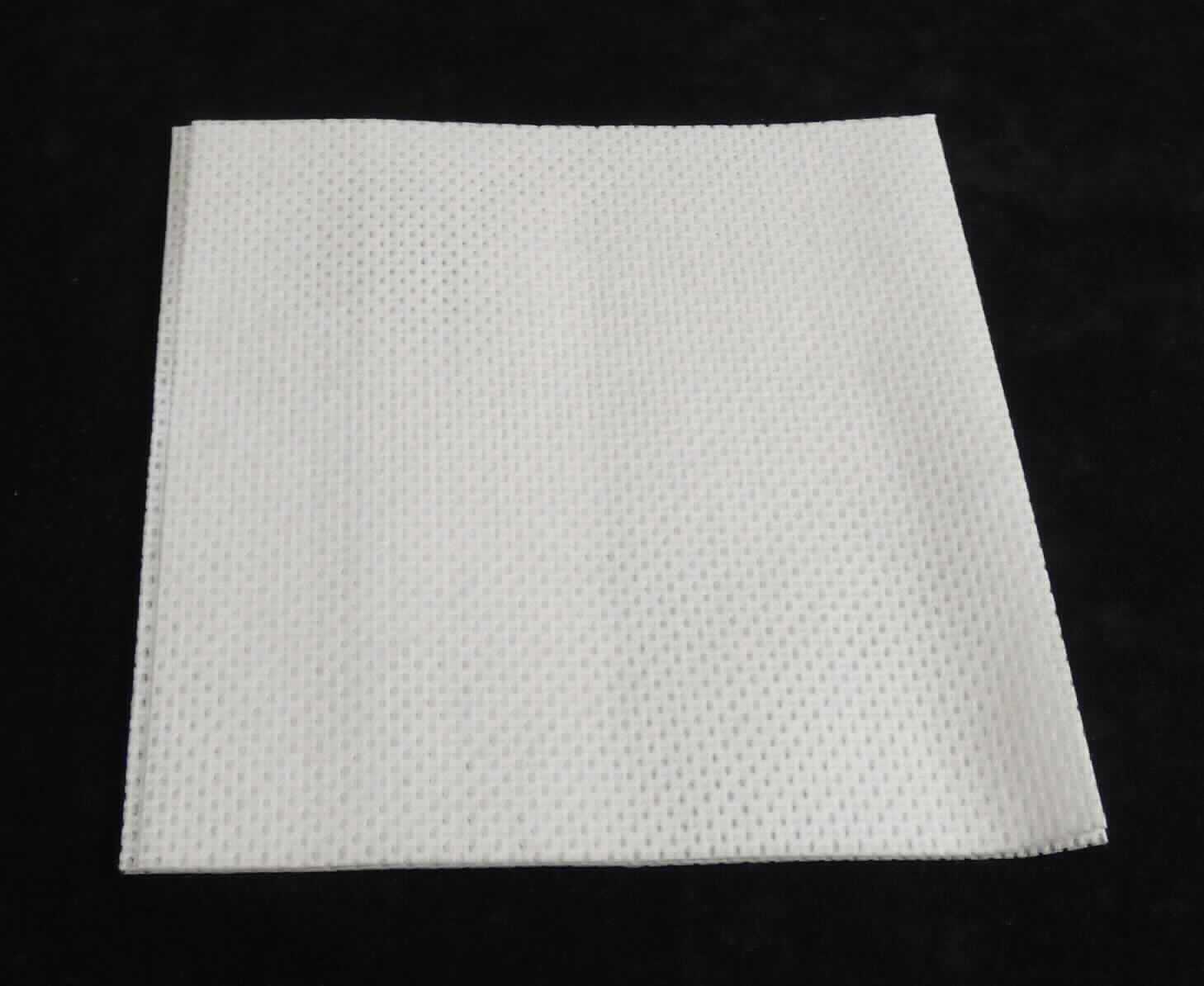 Vliesstoff, sog. Vliestuch, Foto siehe Anlage,
- rechteckig zugeschnitten (somit nicht konfektioniert); in den Abmessungen (L x B) von laut Antrag 32 cm x 36 cm,
- im Wasserstrahlverfahren mechanisch verfestigt,
- aus synthetischen Spinnfasern (laut Antrag Viskose),
- keine Filamente und keine heißluftgezogenen (meltblown) Fasern enthaltend,
- mit einem Quadratmetergewicht von laut Antrag 75 g,
- weder bestrichen noch überzogen,
- einlagig.

"Vliesstoff, anderer als in den Unterpositionen 5603 11 bis 5603 14 genannte, mit einem Quadratmetergewicht 
  von mehr als 70 g bis 150 g, nicht bestrichen oder überzogen, anderer als in den Unterpositionen
  5603 9390 10 bis 5603 9390 60 genannte"
