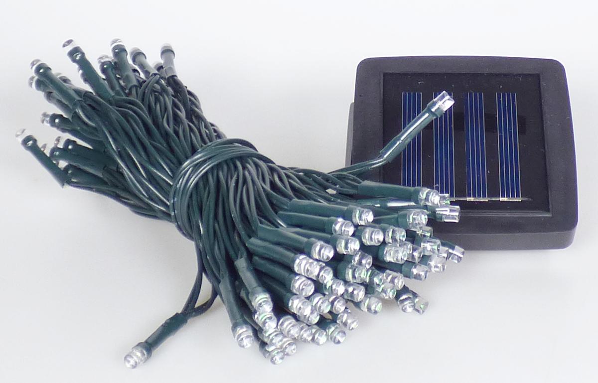 Bei der sog. Solar Lichterkette 100 LED, Art. 377403 handelt es sich um eine ca. 990 cm lange Lichterkette, bestehend aus einer gedrehten Girlande aus zwei mit grünem Kunststoff isolierten elektrischen Kabeln mit 100 wahlweise im Dauer- oder Blinklicht in Farben leuchtenden LED-Lichtquellen, die im Abstand von ca. 10 cm auf einem kerzenähnlichen Schaft angebracht sind.
Die Lichterkette ist mit einer ca. 200 cm langen Zuleitung, einem Solarmodul und einem Bedienschalter zum Umschalten zwischen den einzelnen Lichteffekten bzw. zum Ein-/Ausschalten ausgestattet.

Es handelt sich um eine Lichterkette, die hauptsächlich zum Schmücken eines Weihnachtsbaums bestimmt ist.

Die Ware ist in einem bedruckten Karton verpackt.

Das Erzeugnis ist als "elektrischer Beleuchtungskörper, anderweit weder genannt noch inbegriffen, Lichterkette von der für Weihnachtsbäume verwendeten Art, ausschließlich zur Verwendung mit LED-Lichtquellen bestimmt" einzureihen.