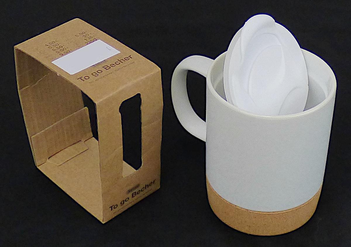 Anderes keramisches Geschirr, sog. To Go Tasse 340 ml, Foto siehe Anlage,
- in den Abmessungen: Durchmesser 8,8 cm, Höhe 11,2 cm,
- aus verschiedenen Stoffen zusammengesetzte Ware in einer schmalen Umhüllung 
  aus Pappe, bestehend aus:
- - Keramik in Form eines glasierten, weißen/cremefarbenen, zylindrischen Bechers mit
     Henkel,
- - - keramisches Erzeugnis, nach der Formgebung gebrannt, tonmineralhaltiges Material
      enthaltend,
- - - nach dem Ergebnis der wissenschaftlichen Untersuchung aus Steingut,
- - Kork in Form einer am Boden des Bechers aufgesteckten, abnehmbaren Standfläche,
- - Kunststoff in Form eines passgenauen Deckels mit Trinkschlitz mit einer 
    Schiebeeinrichtung zum Verschließen,
- der Becher aus Steingut bestimmt aufgrund seines Umfangs und seiner Bedeutung
  in Bezug auf die Verwendung den wesentlichen Charakter der zusammengesetzten 
  Ware.

"Anderes keramisches Geschirr (Becher), aus Steingut"