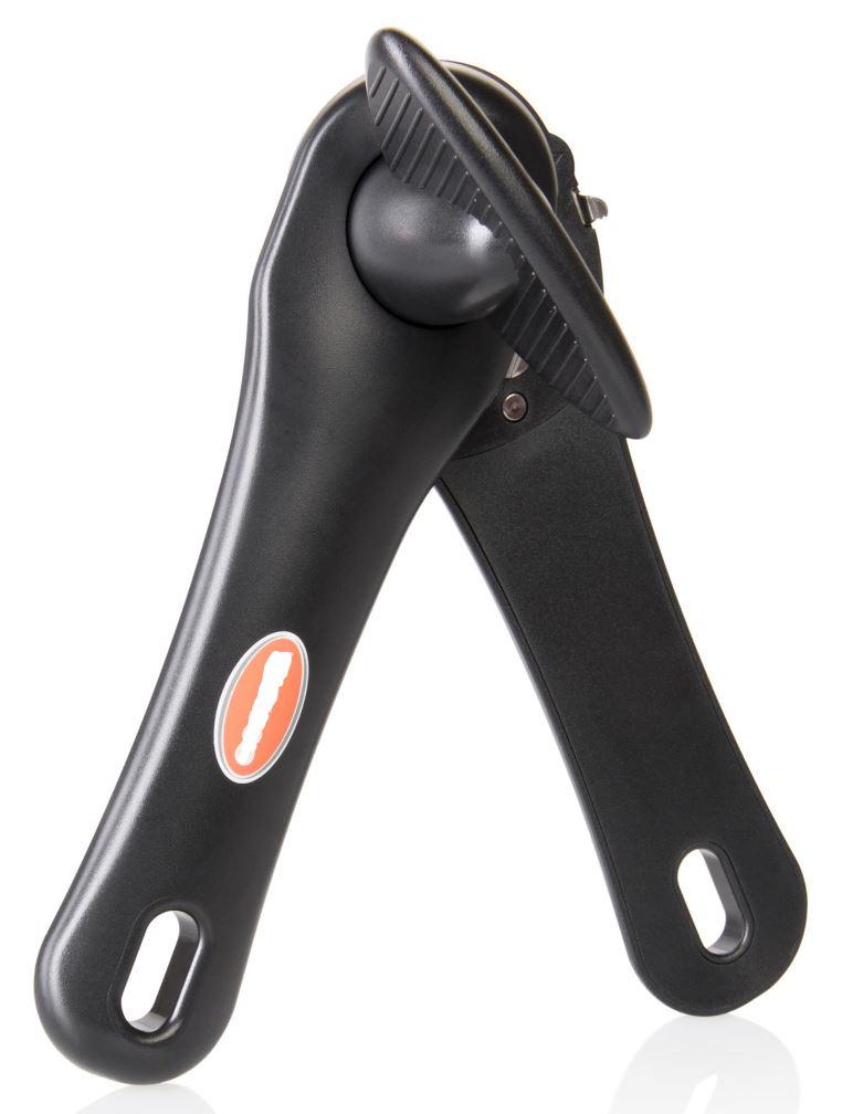 "Sicherheitsdosenöffner" (Artikel-Nr. 510899)

mit freiem Arm zu handhabendes Erzeugnis mit verschiedenen Funktionen bestehend aus

- einem zweiteiligen, länglichen Kunststoffgriff, im vorderen Bereich zangenähnlich drehbar mit-
  einander verbunden und mit einer Mechanik aus unedlem Metall ausgestattet sowie am Ende mit
  einer länglichen Aufhängeöse versehen;
- die Mechanik (arbeitender Teil) besteht aus einem gezahnten Antriebsrad, das mittels eines
  flügelförmigen Drehgriffs gedreht wird und einem beweglichen Schneidrad, welches den 
  seitlichen Deckelrand während der Betätigung durchtrennt und gleichzeitig die Schnittstelle 
  abrundet

- zwei kleinen seitlich angeordneten Greifbacken, die in die Kunststoffgriffe integriert sind; 
  zum Abnehmen des abgetrennten Deckels geeignet (Position 8203)

- Abmessungen: etwa 17 x 9,2 x 7,5 cm

- mit einem Gewicht von weniger als 10 kg

- dient dem manuellen Öffnen von Konservendosen

- auf einem bedrucktem Pappkarton aufgemacht

- das Erzeugnis ist unter Anwendung der AV 3 c) in die zuletzt genannte der 
  gleichermaßen in Betracht kommenden Positionen einzureihen.

Abbildung siehe Anlage.

Derartige Erzeugnisse gehören als "von Hand zu betätigende mechanische Geräte, 
mit einem Gewicht von 10 kg oder weniger, zum Vorbereiten, Zubereiten oder Anrichten 
von Speisen oder Getränken, mit arbeitendem Teil aus unedlem Metall" zur Codenummer 
8210 0000 00 0 des Zolltarifs.