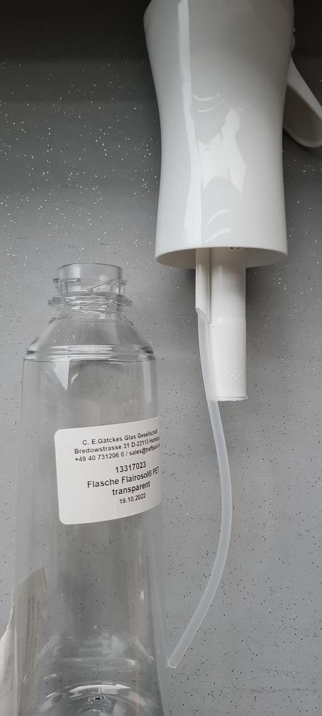 Kunststoffsprühflasche (Abbildung siehe Anlage)
- aus einem zylinderförmigen Behältnis (Fassungsvermögen 160 ml, 290 ml oder 330 ml)
  aus PET mit spezifisch gefertigtem Bajonettverschluss (Gewinde), Ansaugrohr, Kolben-
  Pumpsystem und Sprühkopf aus Polypropylen mit Metallfeder und von Hand zu betätigen-
  der Sprühvorrichtung, noch nicht zusammengesetzt,
- zum stoßweisen Versprühen von Flüssigkeiten durch wiederholtes Betätigen der Sprüh-
  vorrichtung.

"Mechanischer Apparat, handbetrieben, zum Verspritzen von Flüssigkeiten, noch nicht zu-
 sammengesetzt, keine Ware der TARIC-Codes 8424 1000 10 bis 8424 8940 00"