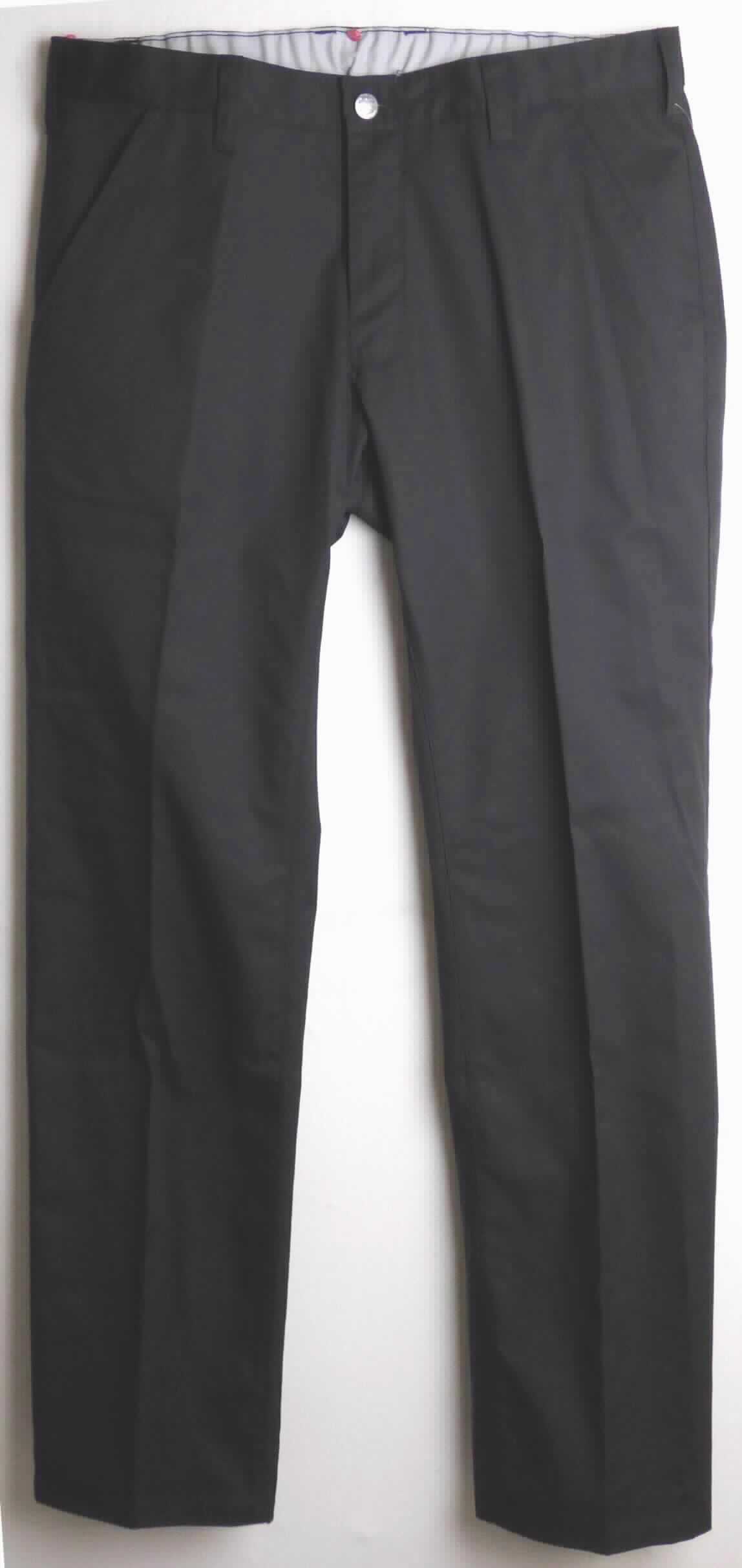 Lange Hose, sog. Chinohose für Herren, schwarz, Art. 1735-686-32, Größe 50, Foto siehe Anlage,
- in einem Polybeutel verpackt,
- aus ca. 0,3 mm dicken, einfarbigen Geweben aus laut Antrag 48 % Baumwolle, 48 % Polyester und 
  4 % Elastolefin (beides synthetische Chemiefasern),  
- in der Taille abschließend; mit einem angesetzten Bund mit Gürtelschlaufen,
- vorn mit einer Öffnung mit Reißverschluss, verdeckt von einer Patte von links über rechts (Männerkleidung), 
  die im Bund mit einem Knopf geschlossen wird,
- vorn mit zwei eingesetzten, offenen Taschen sowie mit zwei aufgesetzten, offenen Gesäßtaschen,
- mit knöchellangen Hosenbeinen, 
- an den Beinabschlüssen durch Umschlagen und Festnähen gesäumt, 
- keine Arbeits- und Berufskleidung.

"Lange Hose, aus Geweben, für Männer, aus synthetischen Chemiefasern, keine Arbeits- und Berufskleidung"