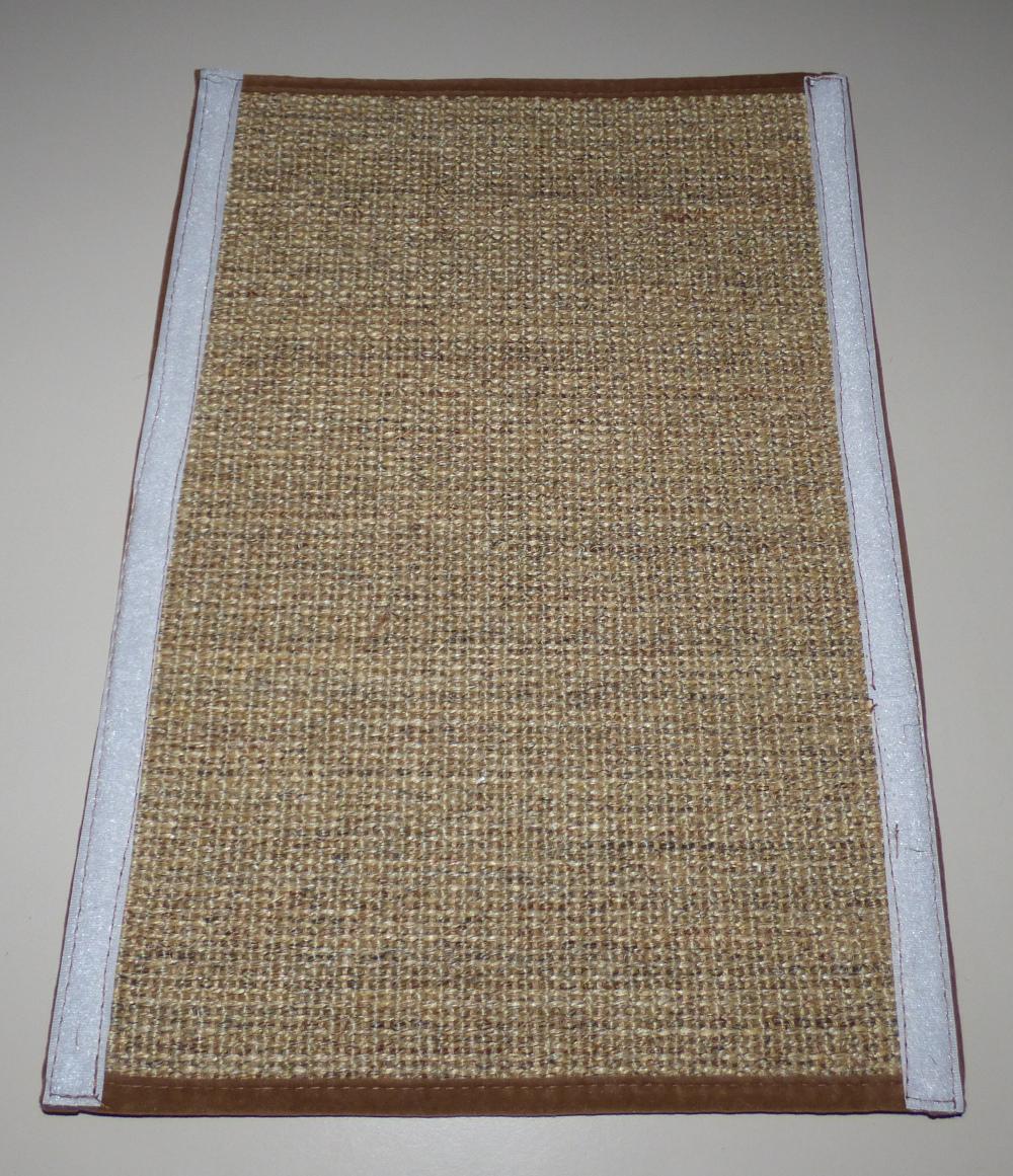 Fußbodenbelag, sog. Ersatz-Kratzteppich, Foto siehe Anlage,
- rechteckig, in den Abmessungen von laut Antrag 45,5 cm x 32 cm x 0,5 cm,
- aus Geweben aus laut Antrag Jute (pflanzlicher Spinnstoff),
- auf der einen Seite entlang der Längsseiten mit Flauschbändern ausgestattet,
- an allen Rändern mit einem beflockten Gewebeband eingefasst,
- durch Zusammenfügen konfektioniert,
- kein Kelim, Sumak, Karamanie oder denen ähnlicher handgewebter Teppich,
- ohne Flor; weder getuftet noch beflockt,
- erfüllt die Bedingungen zur Einreihung als Fußbodenbelag.

"Fußbodenbelag, aus Spinnstoffen, gewebt, weder getuftet noch beflockt, konfektioniert, kein 
 Kelim, Sumak, Karamanie und ähnlicher handgewebter Teppich, aus Jute, ohne Flor"