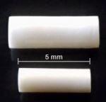 Diagnostische Reagenz zu Verwendung am Patienten; Zubereitung auf der Grundlage von Bariumsulfat und Chitosan

Bei der Ware handelt es sich um einen Biopsiemarker, der aus Bariumsulfat mit einer Ummantelung aus Chitosan besteht. Die Ware wird in Form eines Zylinders in den Körper implantiert und dient der Darstellung von Gewebestrukturen bei bildgebenden Verfahren (Röntgen, MRI, Ultraschall).  Die Zylinder werden in unterschiedlicher Länge und mit unterschiedlichen Durchmessern angeboten. Der Ware liegt laut Produktbeschreibung eine Kanüle zur Injektion des Zylinders bei. 

Bei der Ware handelt es sich um ein diagnostisches Reagenz zur Anwendung am Patienten, das in die Unterposition 3006 3000 der Kombinierten Nomenklatur einzureihen ist.
