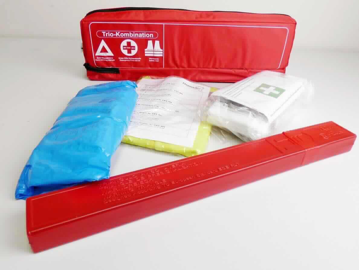 Tasche mit Verbandmaterialien für Erste Hilfe, Warnweste und Warndreieck; Tasche mit Apothekerausstattung für Erste Hilfe

Bei der vorgelegten Ware handelt es sich um eine Zusammenstellung von Verbandmaterialien für Erste Hilfe, einer Warnweste und einem Warndreieck, zusammen verpackt in einer Erste-Hilfe-Kombitasche aus zwei Fächern. Die rote Kunststofftasche  besitzt die Abmessungen 430 mm x 135 mm x 45 mm mit schwarzem umlaufendem Reißverschluss und schwarzem Klettstreifen auf der Rück- und Unterseite. Ein Fach enthält die Verbandmaterialien und die Warnweste, das andere das Warndreieck. Die Tasche ist für den Einzelverkauf aufgemacht. Bei der Ware handelt es sich nicht um eine Warenzusammenstellung, da die einzelnen Bestandteile (Verbandmaterialien, Warnweste, Warndreieck) unterschiedlichen Zwecken dienen. Sie sind deshalb getrennt einzureihen, für Warnweste und Warndreieck sind separate verbindliche Tarifauskünfte zu erteilen.  

Verbandtasche mit Erste- Hilfe- Materialien:

1 durchsichtiger farbloser Kunststoffbeutel mit 

- 1 x Schere
- Erste-Hilfe-Anleitung
- 2 x Dreiecktuch, einzeln verpackt
- 5 x elastische Fixierbinde, verschiedene Größen, einzeln verpackt
- 1 x Rettungsdecke
- Beutel mit verschiedenen Pflastern (4 x Wundschnellverband 10 x 6 cm, 6 x Pflasterstrips in verschiedenen Größen, 2 x Fingerverbände, 2 x Fingerkuppenverbände)
- 1 x Heftpflasterspule
- 1 Beutel mit 4 Einweghandschuhen

1 durchsichtiger blauer Kunststoffbeutel mit

- 2 x Feuchttücher, einzeln verpackt
- 4 Verbandpäckchen, verschiedene Größen, einzeln verpackt
- 2 x Verbandtuch, verschiedene Größen, einzeln verpackt
- 6 Wundkompressen, paarweise verpackt

Die Ware ist als Tasche mit Apothekerausstattung für erste Hilfe in die Unterposition 3006 5000 der Kombinierten Nomenklatur einzureihen.