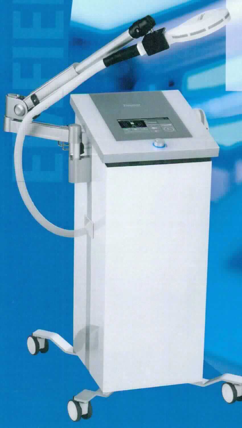 Hochenergie-Induktionstherapiegerät, in Form eines Sockelgeräts auf Rollen (Maße: 542 L x 501 B x 993 H, in mm; Gewicht: 60 kg), mit Bedien-Drehknopf und Touchscreen-Display auf der Oberseite und einem an einem Haltearm fixierten und über ein spezielles Kabel angeschlossenen Applikator. Das Gerät erzeugt ein gepulstes induktives Magnetfeld von bis zu 3 Tesla, das über den Applikator (zwei Größen: groß für 3 Tesla bei statischer Behandlung, mittelgroß für 2,5 Tesla bei dynamischer Behandlung) an verschiedenen Körperregionen (Ellenbogen, Hüfte, Rücken, Karpaltunnel u. a.) eines Patienten von einem Arzt oder Therapeuten eingeleitet wird. Das Magnetfeld hat eine Tiefenwirkung von bis zu 15 cm und soll mittels Energetisierung von Nervenzellen, Muskeln und Blutgefäßen den Zellstoffwechsel verbessern und dadurch zur Schmerzlinderung bei unterschiedlichen Beschwerden wie zum Beispiel Rückenschmerzen, Arthritis, Rheuma, Schultersteife oder nach Frakturen beitragen.
Dabei werden Schmerztriggerpunkte statisch behandelt und komplette Schmerzzonen berührungslos dynamisch. Das Gerät verfügt über 20 Programme, zwei Kanäle und arbeitet mit einer Frequenz von 1-100 Hz.
Zur äußeren Form siehe Abbildung in Anlage.

Eine Einreihung als medizinisches Nervenreizgerät kommt nicht in Betracht, weil das elektromagnetische Feld nicht speziell zur Nervenreizung, sondern zur Energetisierung von Nerven-, Muskel- und Gewebezellen dient, wodurch eine verbesserte Durchblutung und ein besserer Zellstoffwechsel bewirkt wird.

Die Ware wird daher als "elektromedizinisches Gerät, anderes als in den Unterpositionen 9018 1100 bis 9018 9075 genannt" eingereiht.
