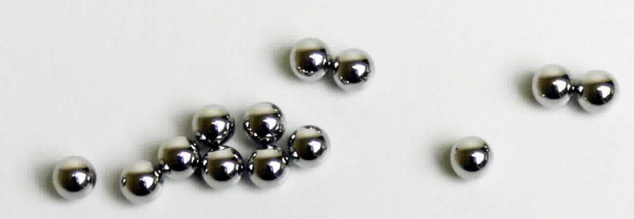 Stahlkugeln

Bei den Waren handelt es sich um Kugeln aus Stahlguss. Die Kugeln haben einen Durchmesser von 3 mm. Sie bestehen den Angaben nach aus nicht legiertem Stahl (GCr15) und sind durch Gießen hergestellt worden. Die Oberfläche der Kugeln ist nicht weiter bearbeitet worden (z.B. durch Polieren oder Beschichten).
Die Ware wird in Pumpen in Kraftfahrzeugsitzen verbaut.

Eine Einreihung in das Kapitel 84 der KN wurde ausgeschlossen.

Die Ware wird gemäß ihrer stofflichen Beschaffenheit als andere gegossene Ware, andere, in den TARIC-Code 7325 9990 90 eingereiht.