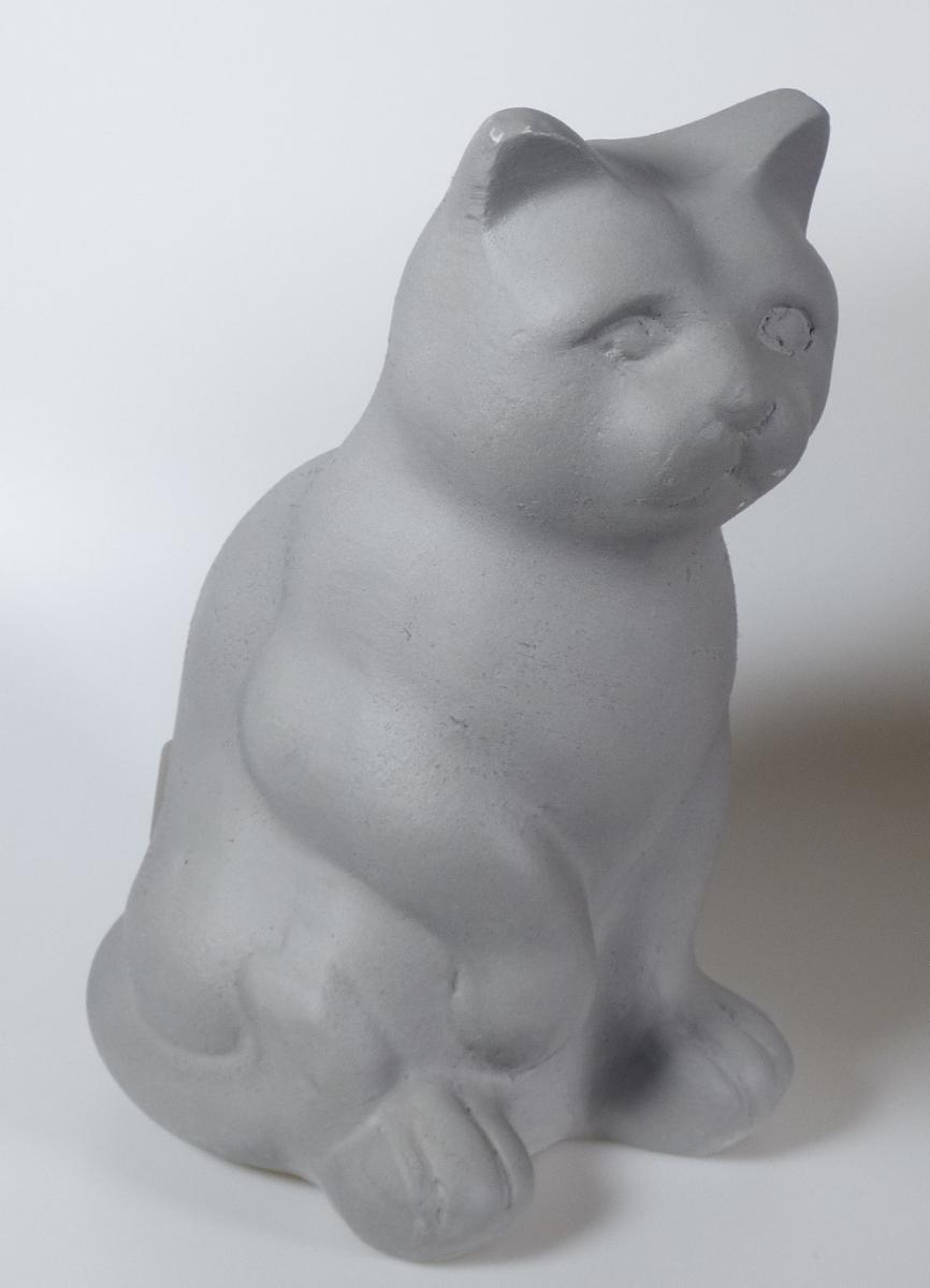 Angaben:
8363144 Katze; Material: Zement 40%, Stein 20%, Sand 10%, Diverse 30%.

Warenbeschreibung:
Ziergegenstand in Form einer grauen, sitzenden, innen hohlen Katzenfigur (Abmessungen: ca. 21 x 16 x 29 cm) aus einem zementartigen, grauen Material mit kleinen, weißen Einschlüssen, innen mit einem Zement-Faser-Gemisch ausgekleidet.

Befund:
Waren aus Asbestzement, Cellulosezement oder dergleichen, keinen Asbest enthaltend.